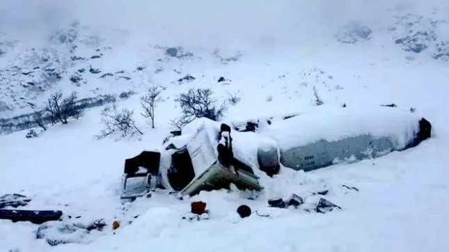 西藏雪崩已致9人死亡，卫生院工作人员：积雪最深处有近3米深，多车遭埋压（组图） - 1