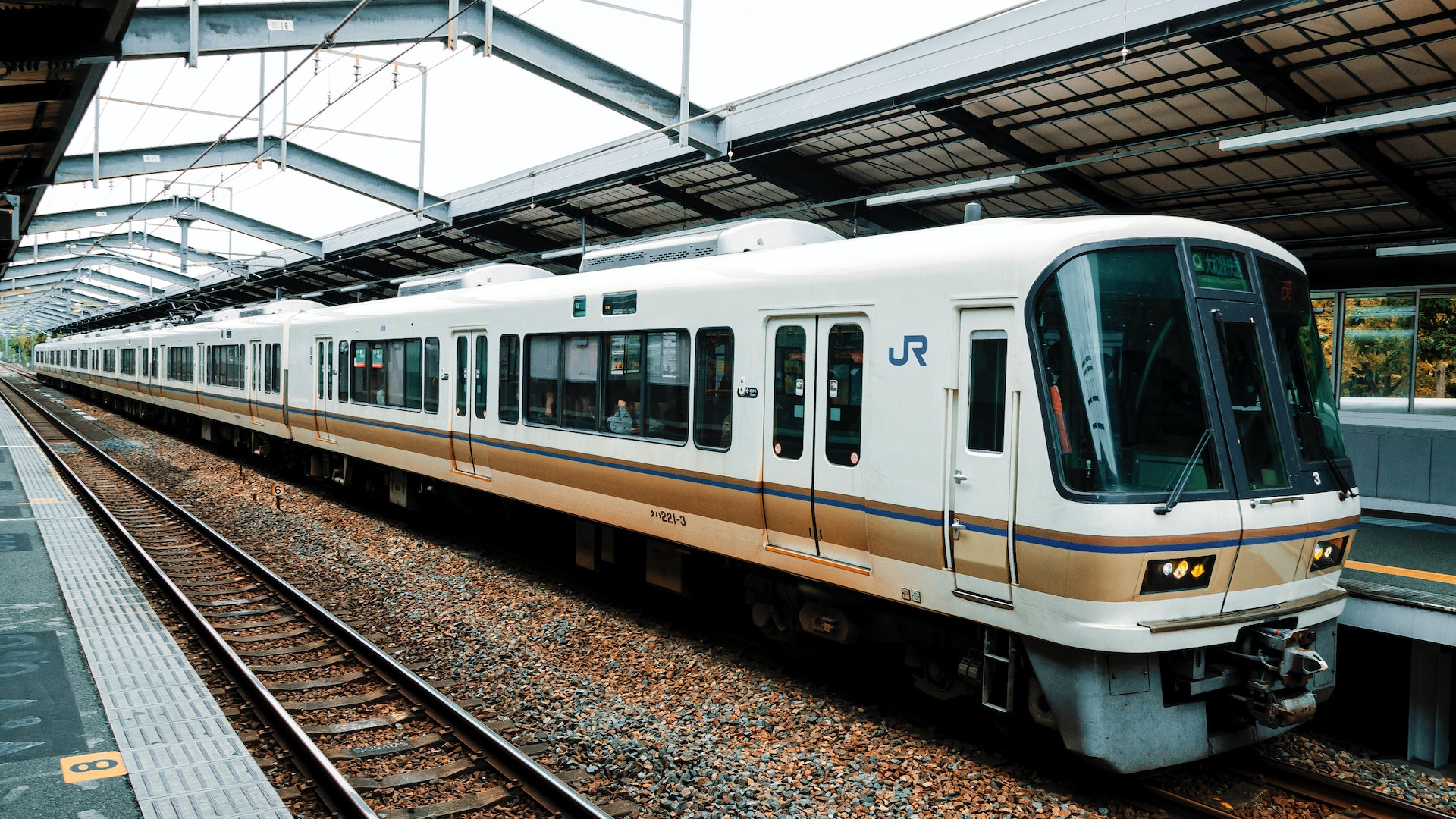 台灣旅客遊日 驚見同鄉列車內行為失儀 更因一事被車長要求補票 台灣旅客遊日 驚見同鄉列車內行為失儀 更因一事被車長要求補票