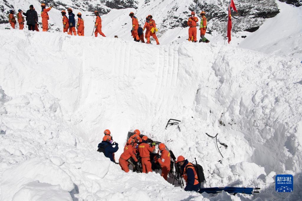 西藏林芝派墨公路雪崩8人遇难 应急局：1000多人参与救援，已打通3个拐_隧道_墨脱县_洛桑顿珠