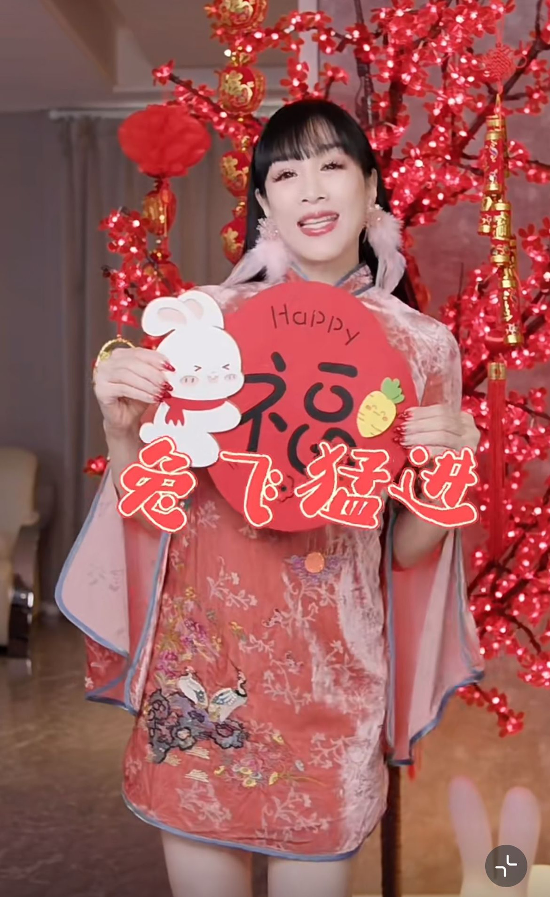 鍾麗緹早前向觀眾拜年,留瀏海回春十年!(小紅書/@鍾麗緹) 鍾麗緹早前向觀眾拜年,留瀏海回春十年!(小紅書/@鍾麗緹)