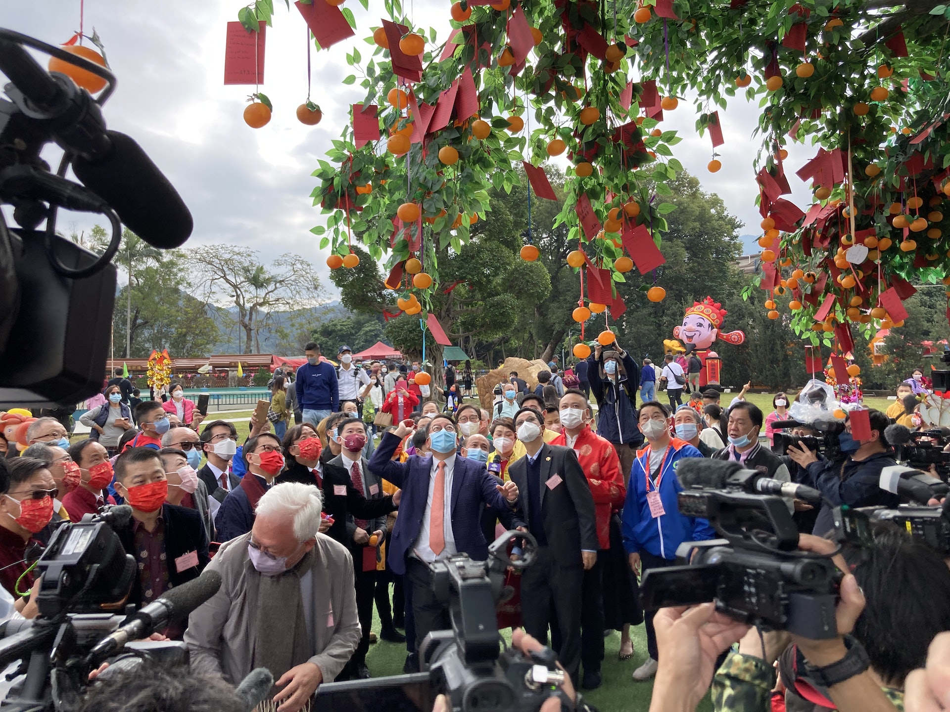 陳國基在開幕儀式後前往許願樹拋寶牒,嘗試10多次後,方成功將寶牒拋上樹。(江麗盈攝) 陳國基在開幕儀式後前往許願樹拋寶牒,嘗試10多次後,方成功將寶牒拋上樹。(江麗盈攝)