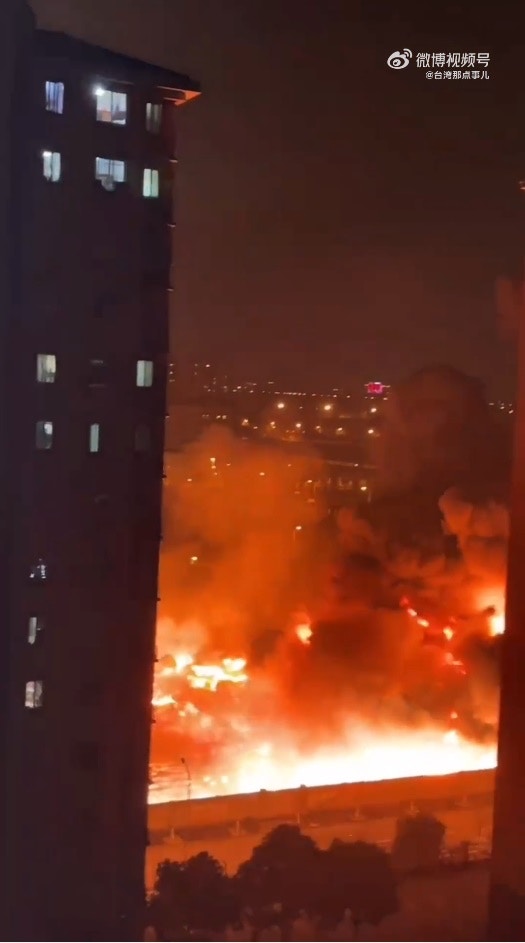 上海闵行区一空地年三十晚起火，网民猜测燃放烟花所致（视频/组图） - 4