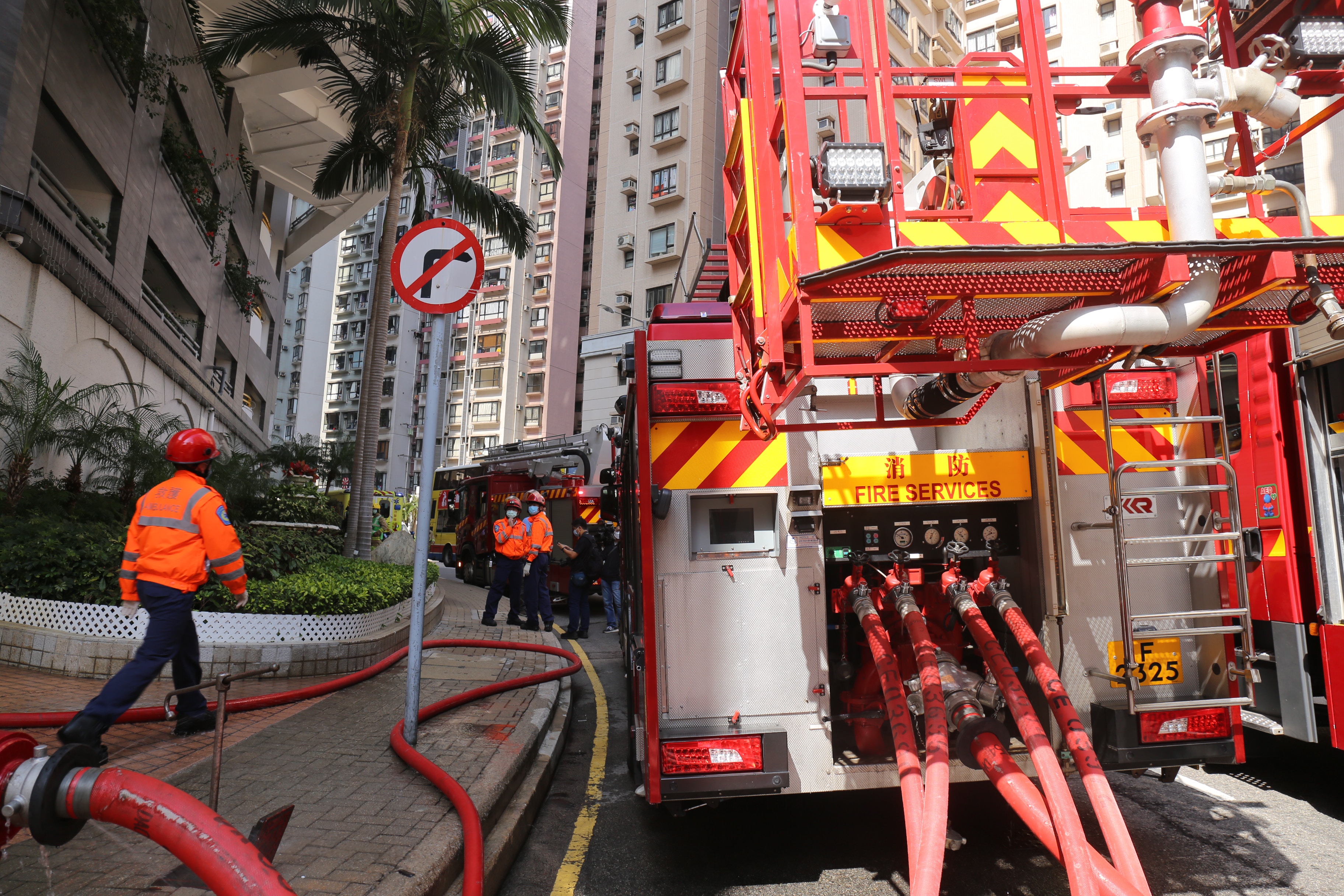 消防处将火警列为三级，派出大批救援人员灌救及协助。（郑嘉惠摄）
