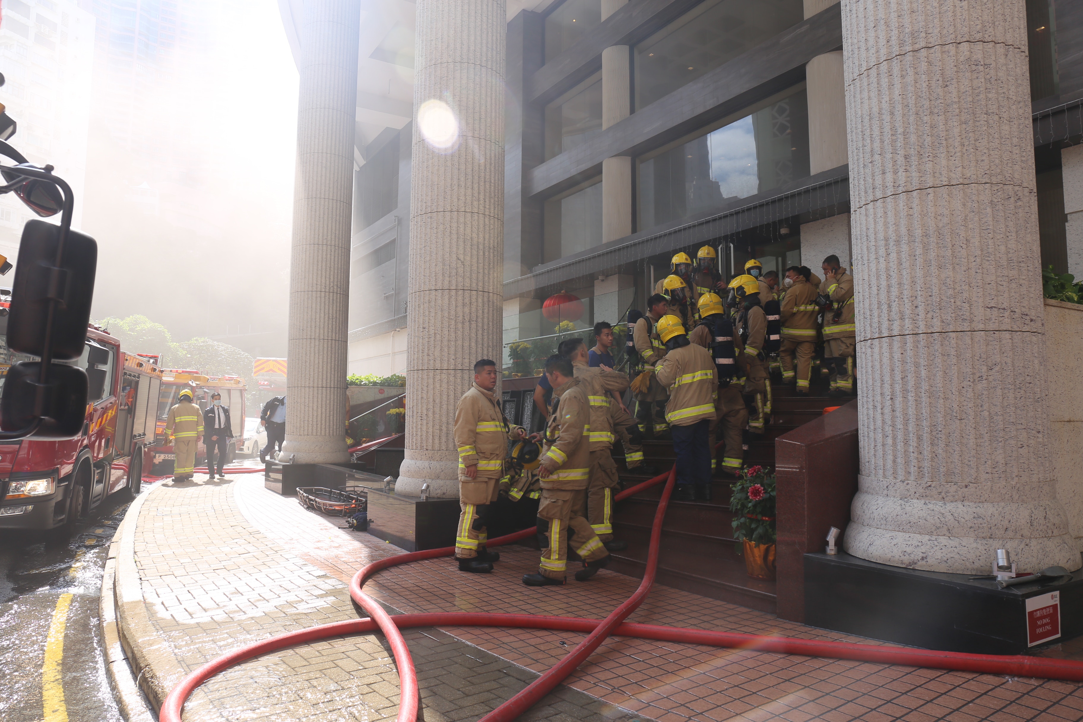 消防处将火警列为三级，派出大批救援人员灌救及协助。（郑嘉惠摄）