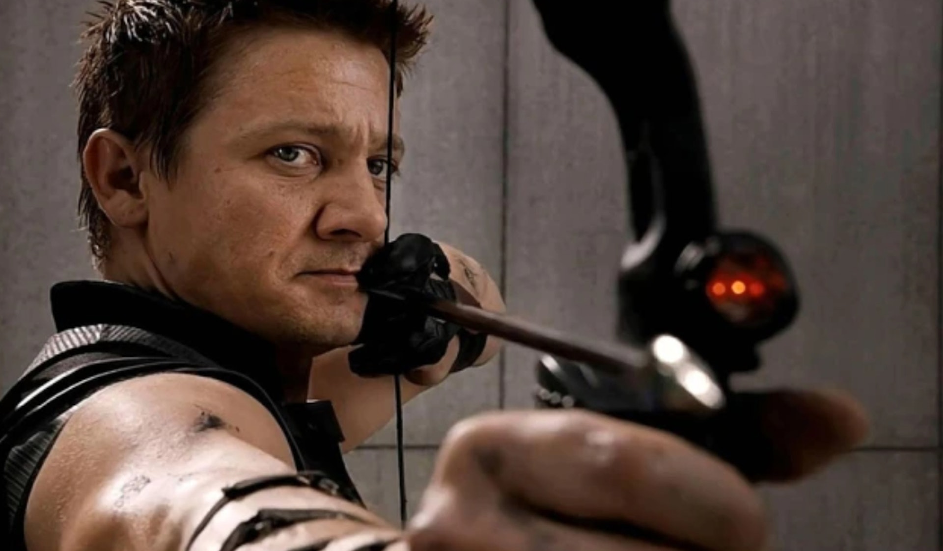 美国荷里活男星谢洛美维纳(Jeremy Renner;杰瑞米雷纳)在漫威(Marvel)电影中饰演「鹰眼」为人所知。(《Hawkeye》剧照)