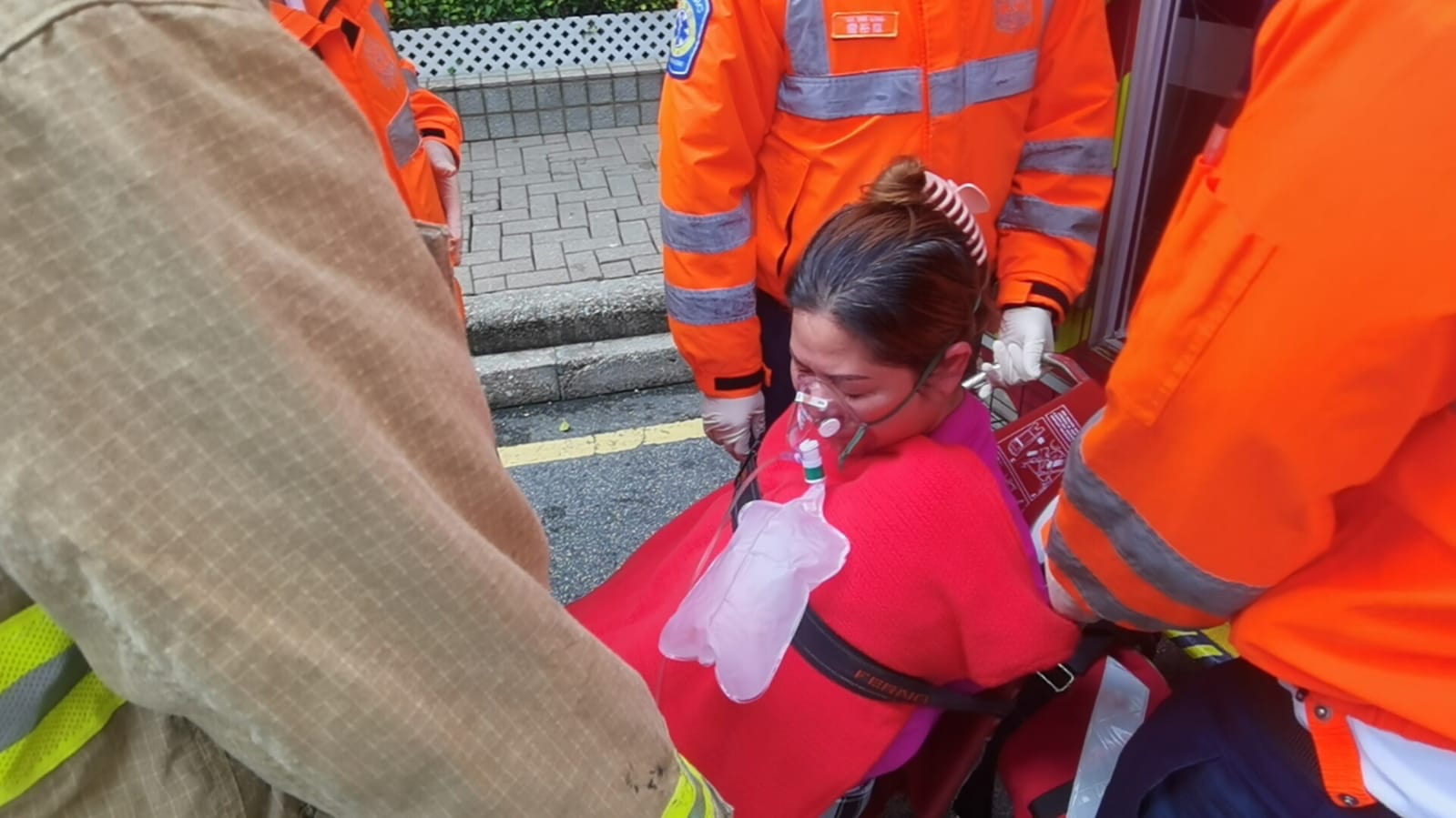 一名女子由救护员送院。