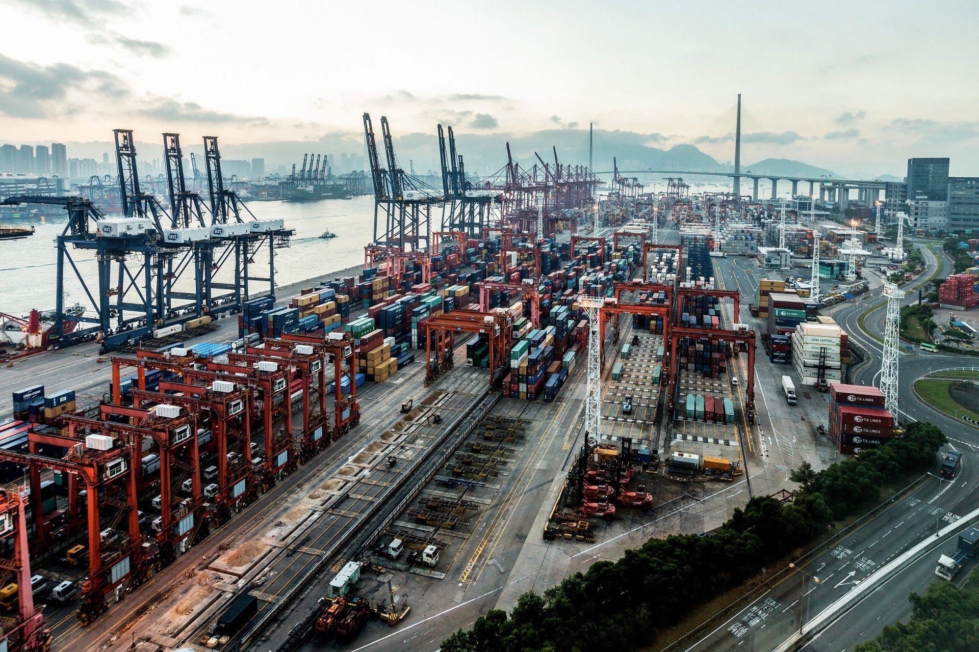 曾經穩坐全球貨櫃港排名第一位的香港，近年來港口貨物吞吐量節節下跌，現已經跌至全球排名的第九位。（視覺中國）