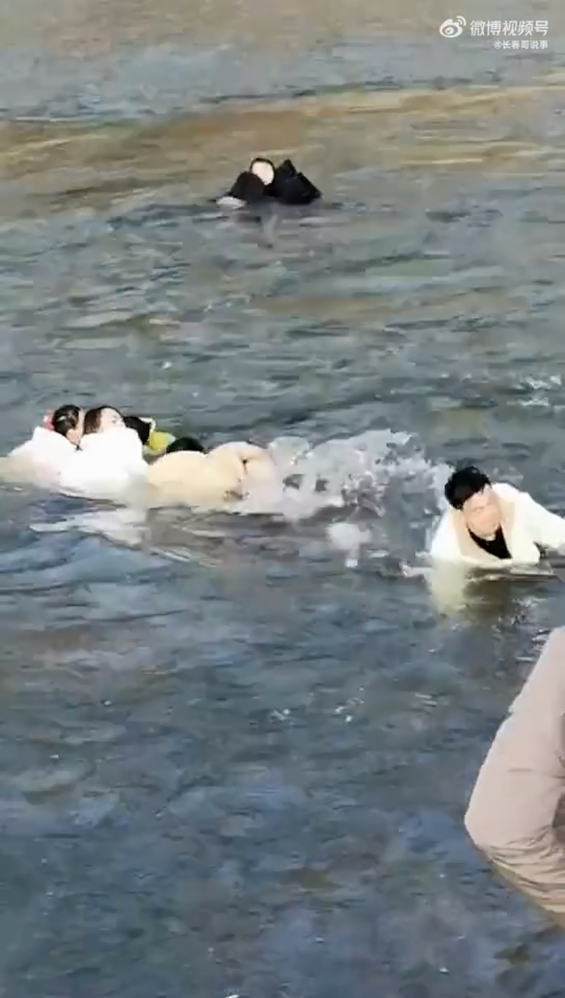 河水突然上漲,多人被河水沖走,在洶湧的水流中求生。(影片截圖) 河水突然上漲,多人被河水沖走,在洶湧的水流中求生。(影片截圖)