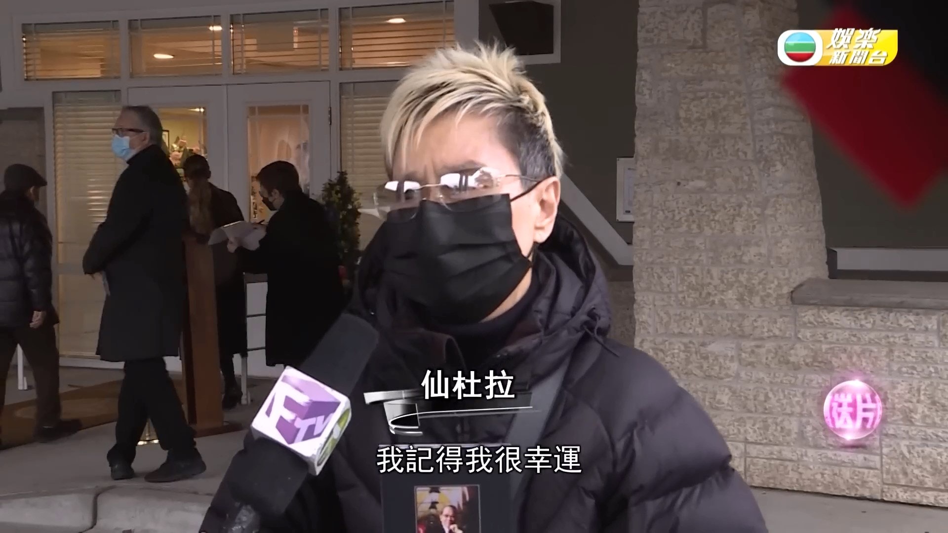 一众曾受辉哥指导的徒弟钟肇峰、周启生及徐日勤以及提携的歌手如仙杜拉及雷安娜等,都亲自到场送别故人最后一程。 (影片截图) 一众曾受辉哥指导的徒弟钟肇峰、周启生及徐日勤以及提携的歌手如仙杜拉及雷安娜等,都亲自到场送别故人最后一程。 (影片截图)