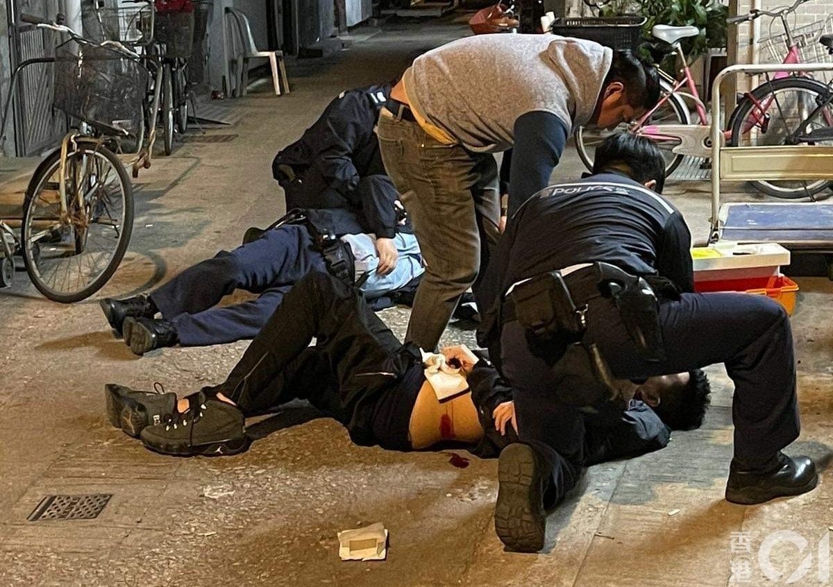 菲籍疑犯伤者身中三枪倒地，包括腰部；同时有一名警员倒卧旁边。（读者提供）