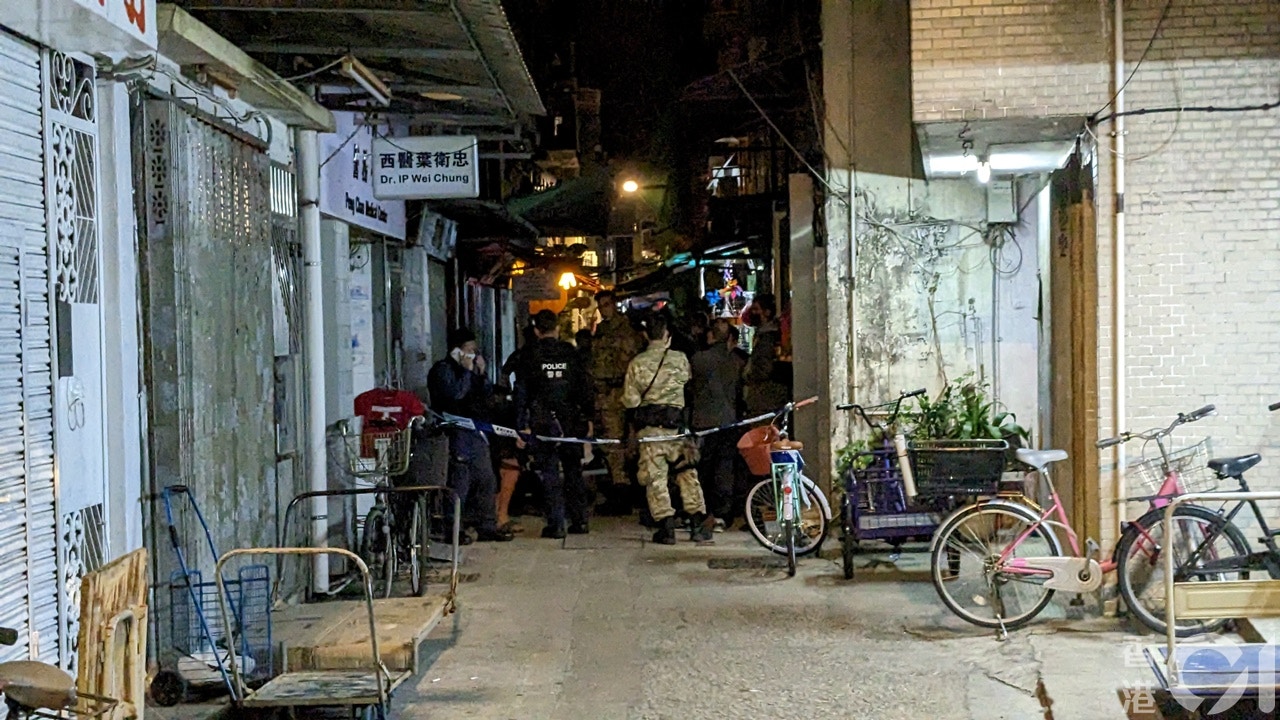 大批警员封锁现场调查。（黄伟民摄）