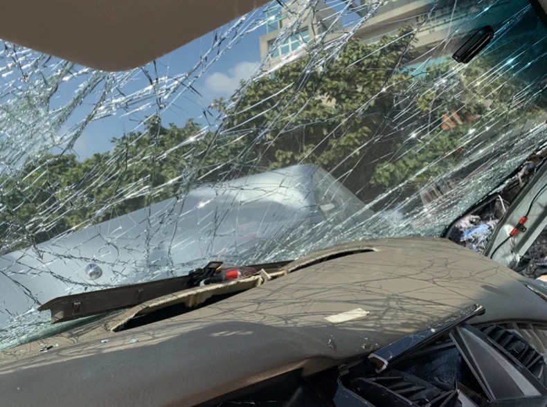 車子擋風玻璃碎裂。（《聯合報》）