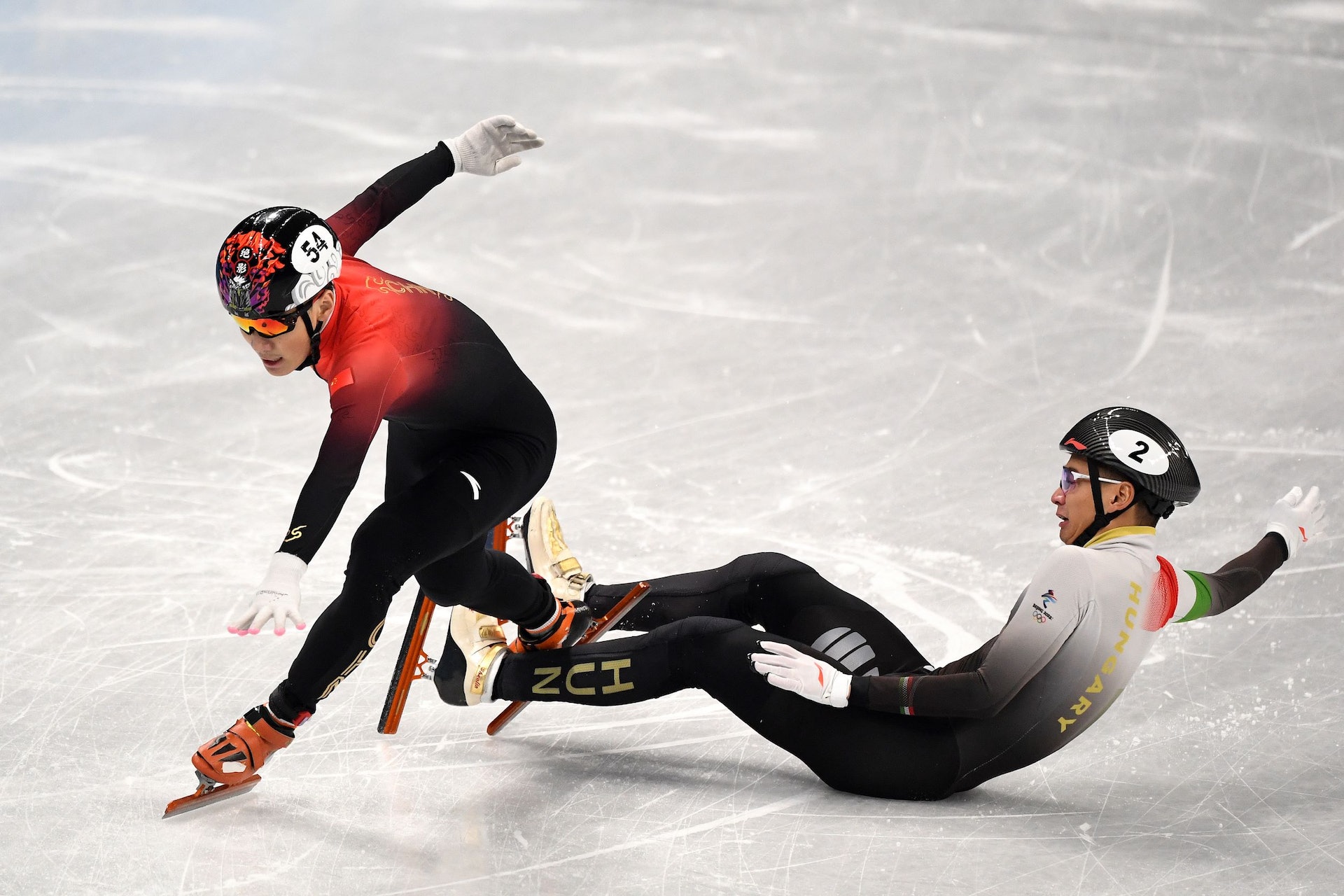 2022年2月7日，北京，短道速滑男子1000米決賽現場，劉少林絆倒中國選手任子威。（視覺中國）