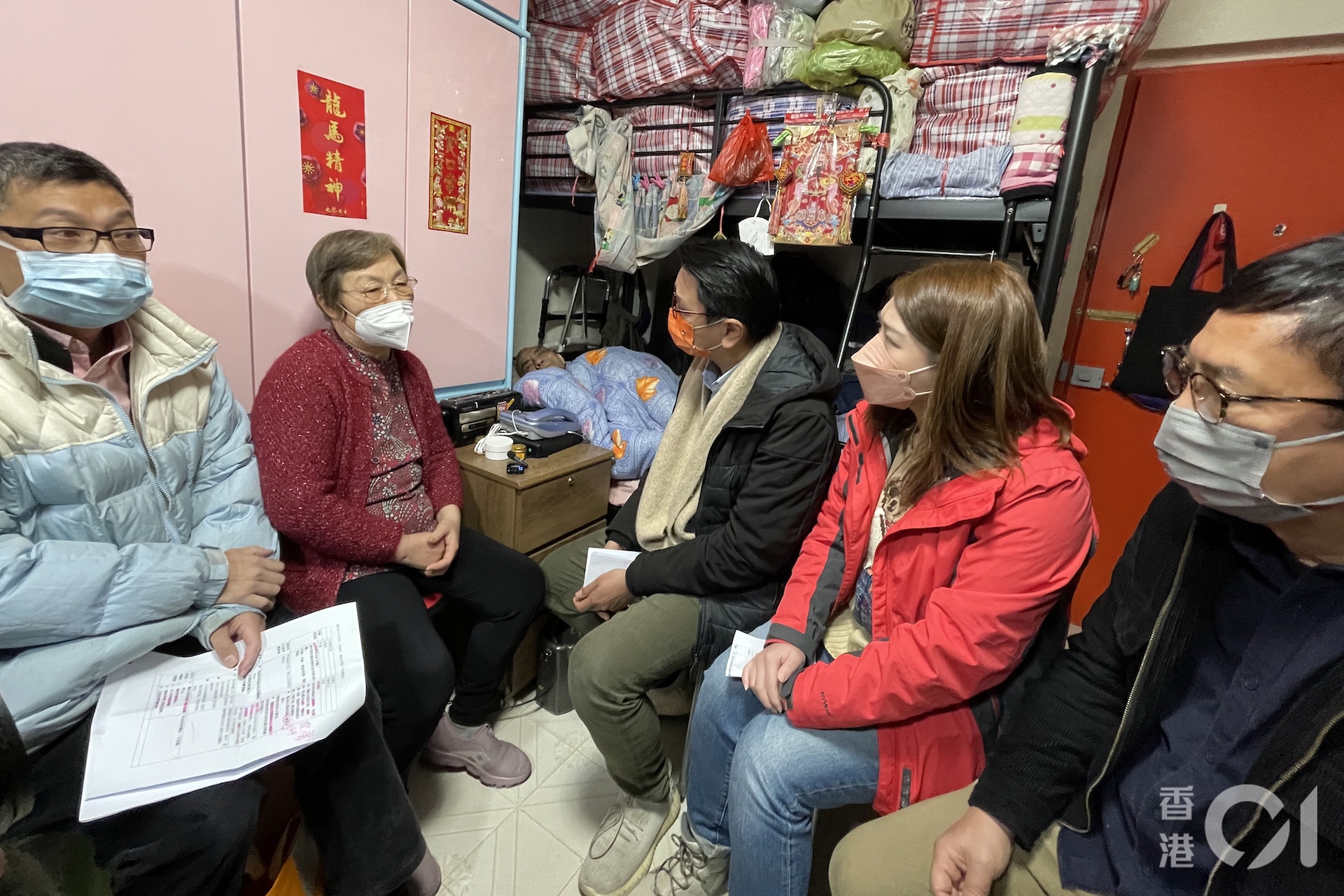 1月25日大年初四,社協邀請立法會福利事務委員會主席鄧家彪(中)及議員林素蔚(左四)及狄志遠(右一)探訪年長護老者李婆婆(左二)。(盧翊銘攝) 1月25日大年初四,社協邀請立法會福利事務委員會主席鄧家彪(中)及議員林素蔚(左四)及狄志遠(右一)探訪年長護老者李婆婆(左二)。(盧翊銘攝)