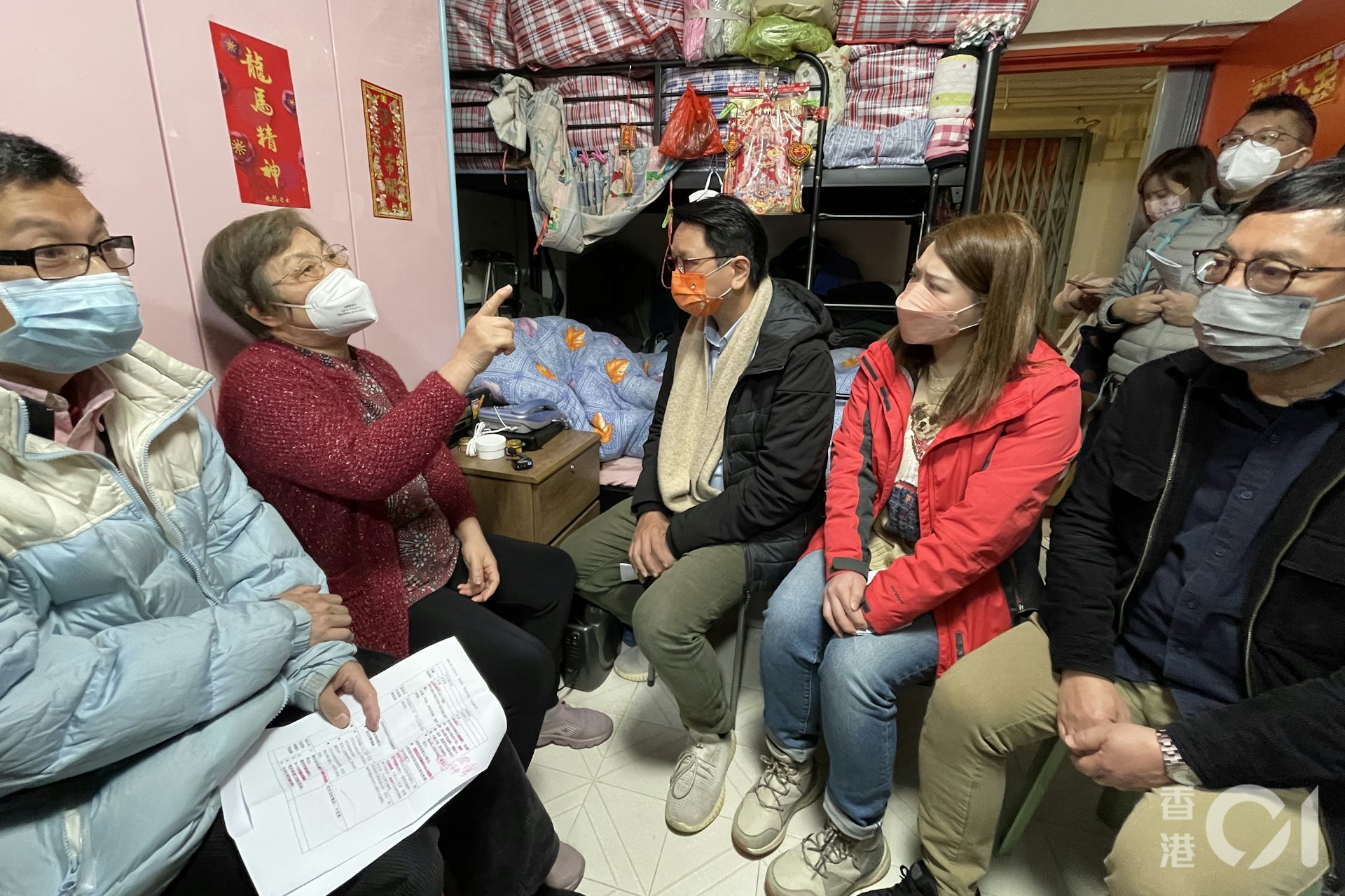 1月25日大年初四,社協邀請立法會福利事務委員會主席鄧家彪(中)及議員林素蔚(左四)及狄志遠(右一)探訪年長護老者李婆婆(左二)。(盧翊銘攝) 1月25日大年初四,社協邀請立法會福利事務委員會主席鄧家彪(中)及議員林素蔚(左四)及狄志遠(右一)探訪年長護老者李婆婆(左二)。(盧翊銘攝)