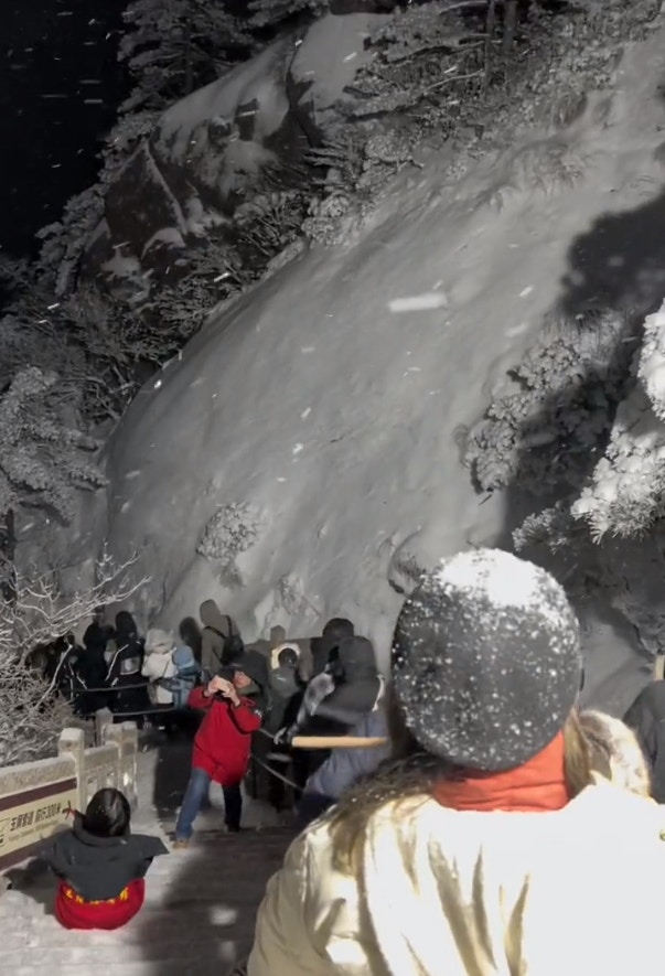黃山道路擁堵，有人花7個小時始能下山。（《天目新聞》）