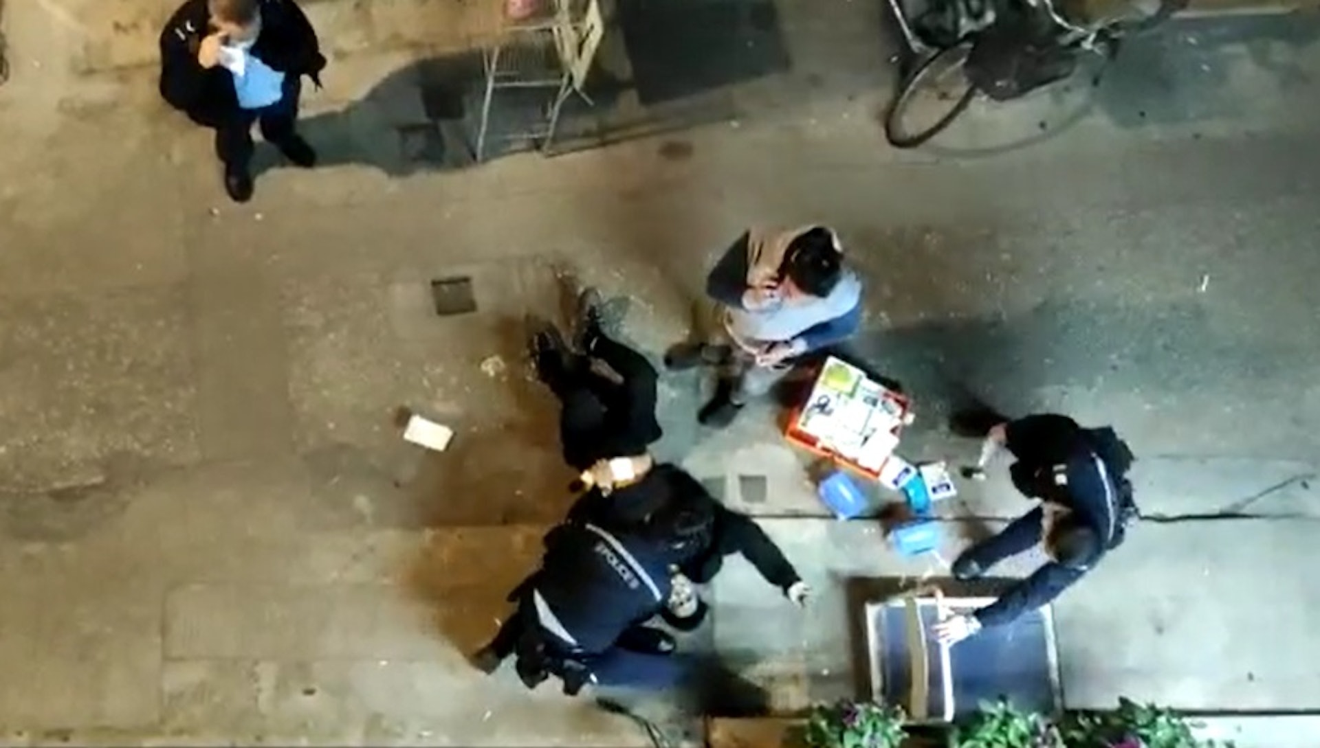 另一段網上片段拍得,於案發後數名警員在場調查,開槍男警(左上)當時仍未有異樣。(網上片段截圖) 另一段網上片段拍得,於案發後數名警員在場調查,開槍男警(左上)當時仍未有異樣。(網上片段截圖)