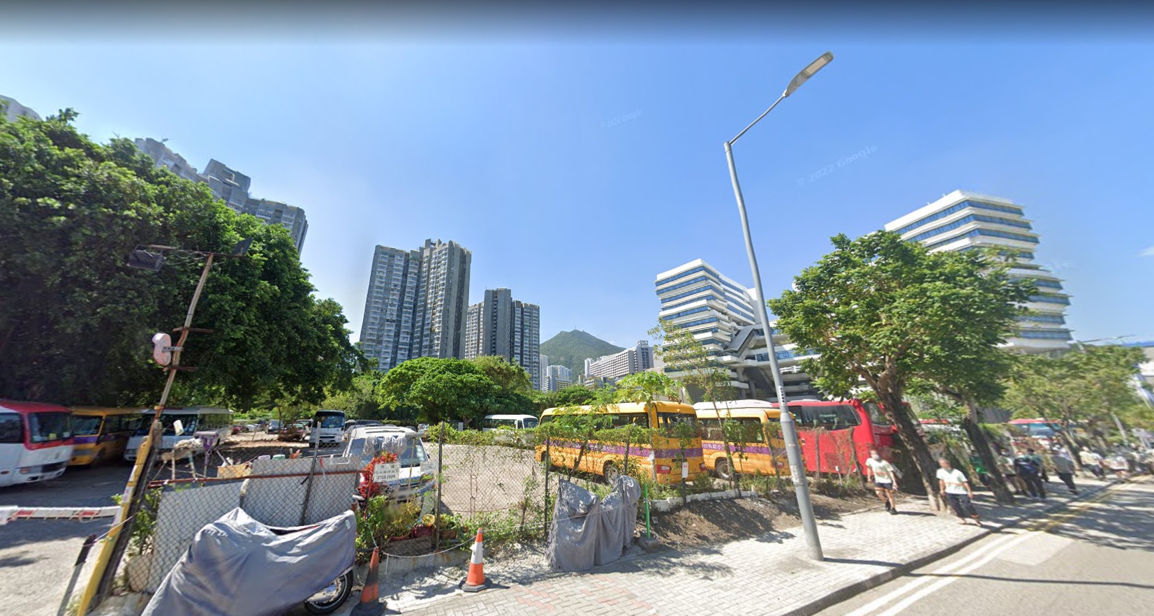 消息指，其中一幅市區用地位於港島東的柴灣常安街，現時為商用車泊位，毗鄰社區組協會投得的過渡性房屋項目。
（Google Map截圖）