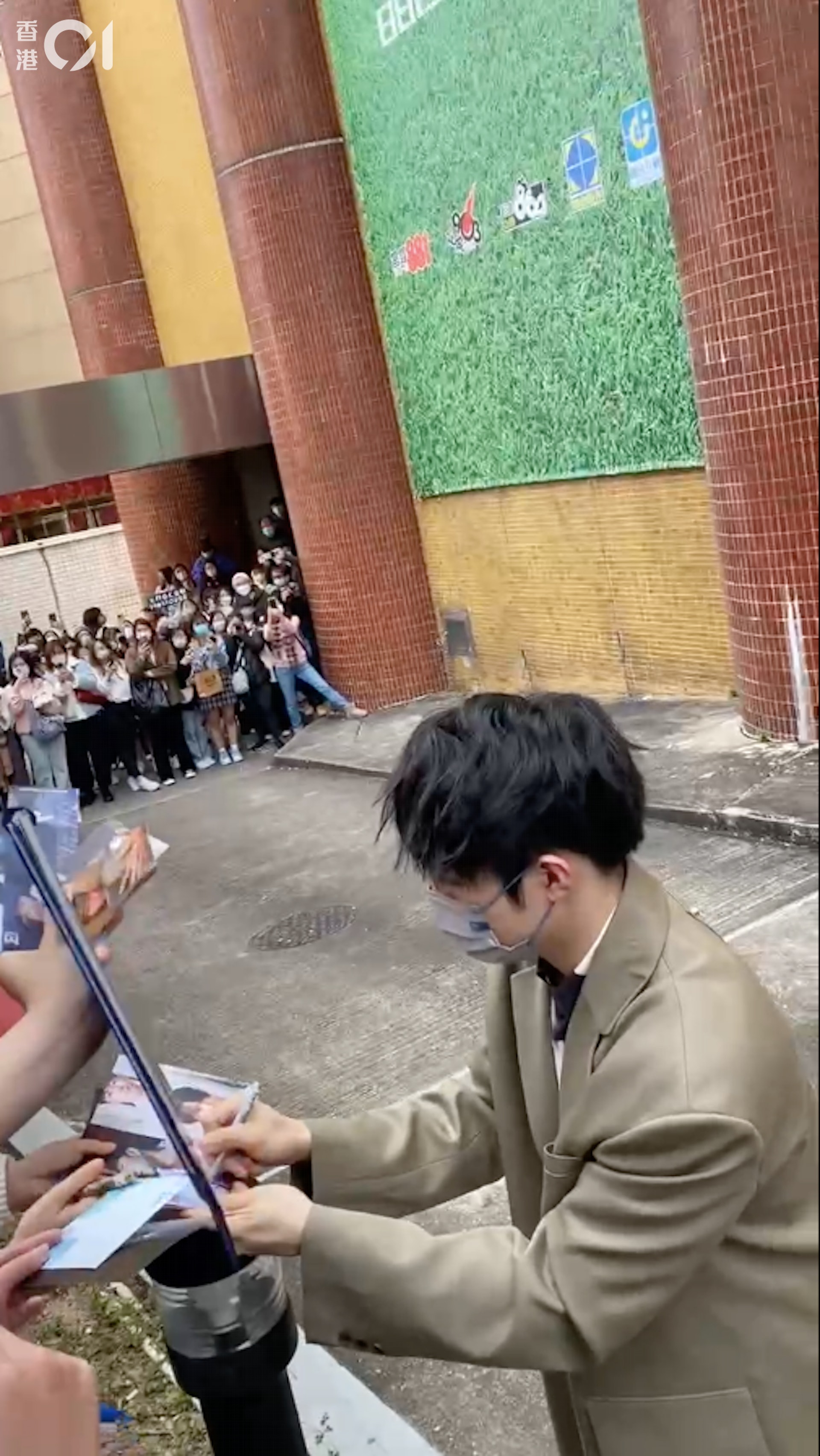 Ian有求必應逐一為Hellosss們簽名。(讀者提供) Ian有求必應逐一為Hellosss們簽名。(讀者提供)
