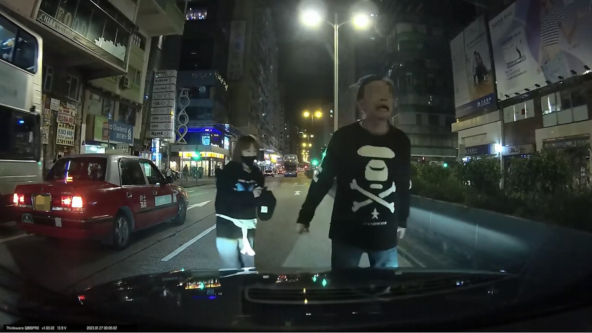 男子在旺角鬧市「撻朵」大喝:「我新義安架X你老母。」