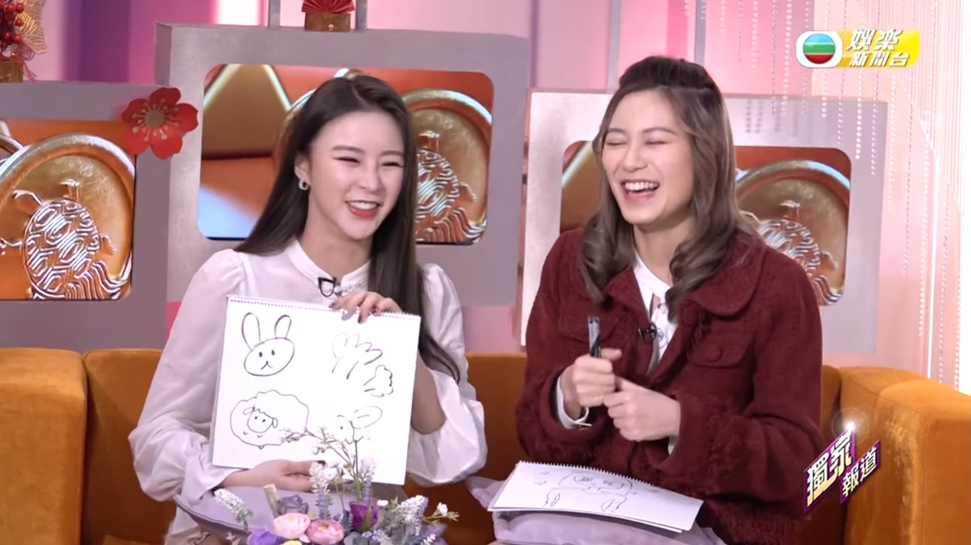 莊錠欣(Elkie)與現時擔任TVB娛樂新聞台主持的家姐莊易羚(Axity)一起現身電視城,拍攝賀年特輯。(YouTube影片截圖) 莊錠欣(Elkie)與現時擔任TVB娛樂新聞台主持的家姐莊易羚(Axity)一起現身電視城,拍攝賀年特輯。(YouTube影片截圖)
