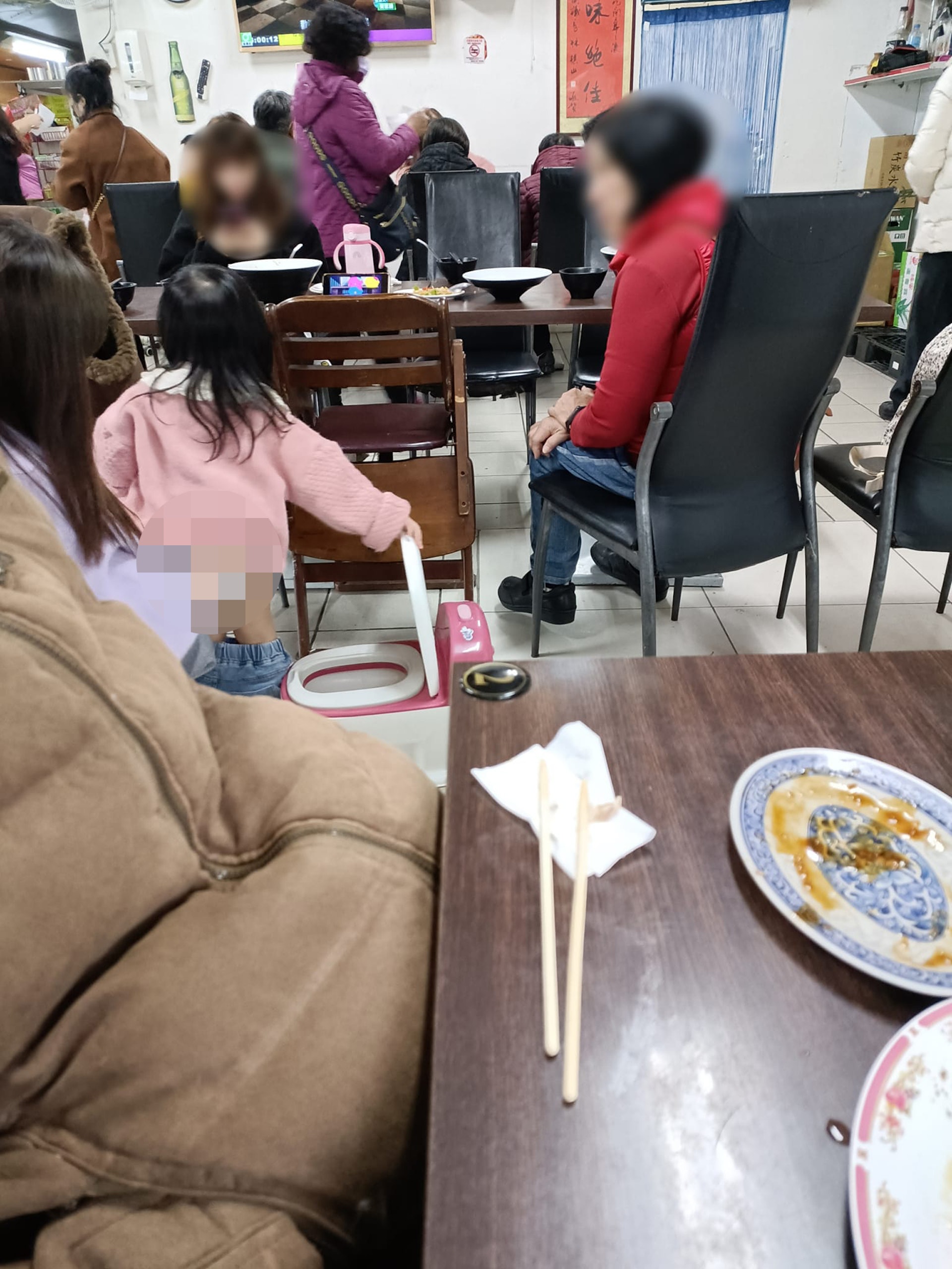 台灣有食客發文指在食肆看見有母親拿出兒童便攜式馬桶讓女兒如廁,因而不滿稱「別人都不用吃了嗎?」。(「爆廢公社二館」圖片) 台灣有食客發文指在食肆看見有母親拿出兒童便攜式馬桶讓女兒如廁,因而不滿稱「別人都不用吃了嗎?」。(「爆廢公社二館」圖片)