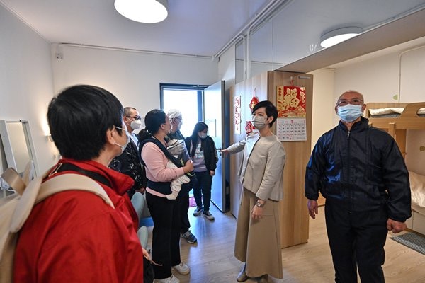 一批劏房戶早前到啟德參觀簡約公屋示範單位。（政府新聞處圖片）