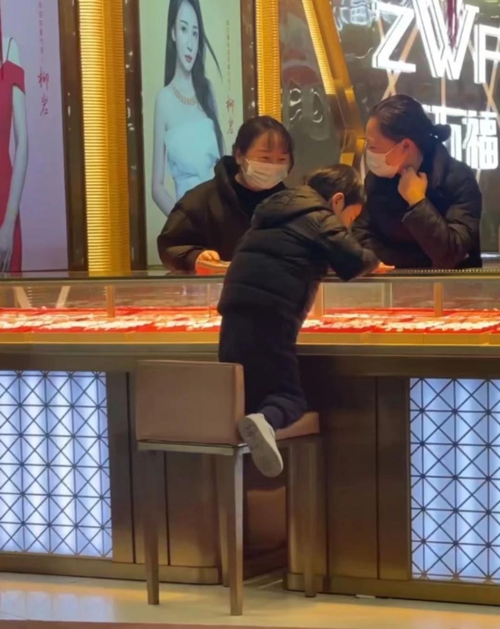 易女士的兒子正專心為她挑選頸鏈。（瀟湘晨報）