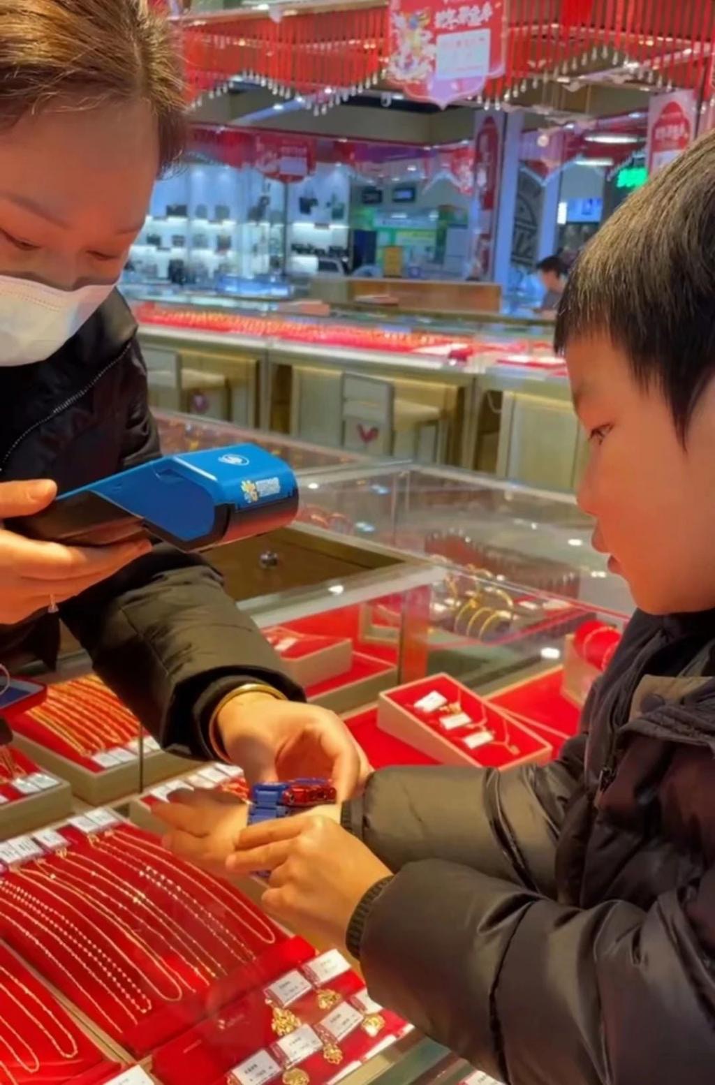 湖南6歲男童「豪擲」千元利市錢買金頸鏈母親收禮感驚喜暖心