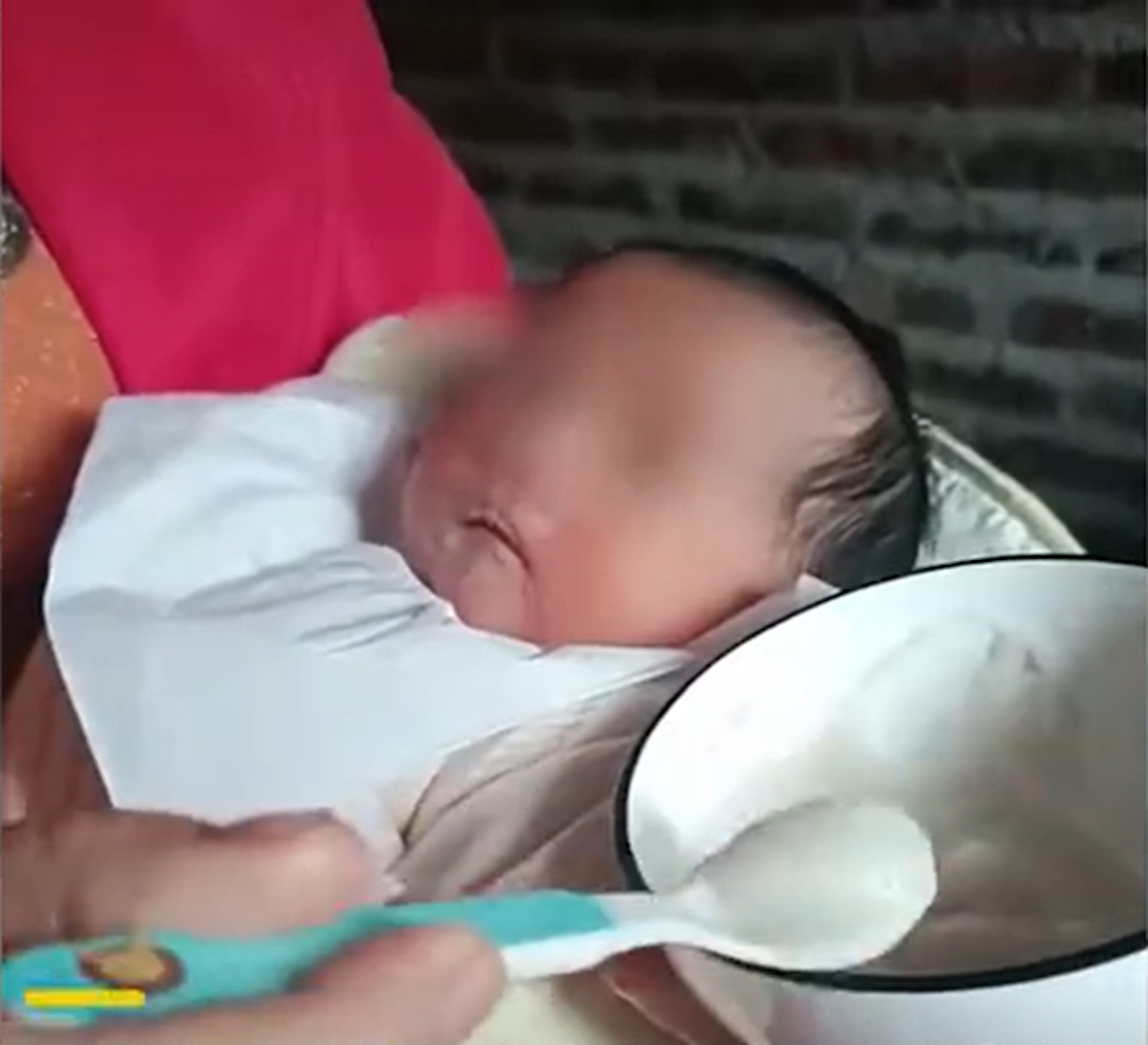 奶奶稱新抱不夠奶水，因此餵只有9日大的孫子吃米糊。（相片截圖自秒聞視頻）