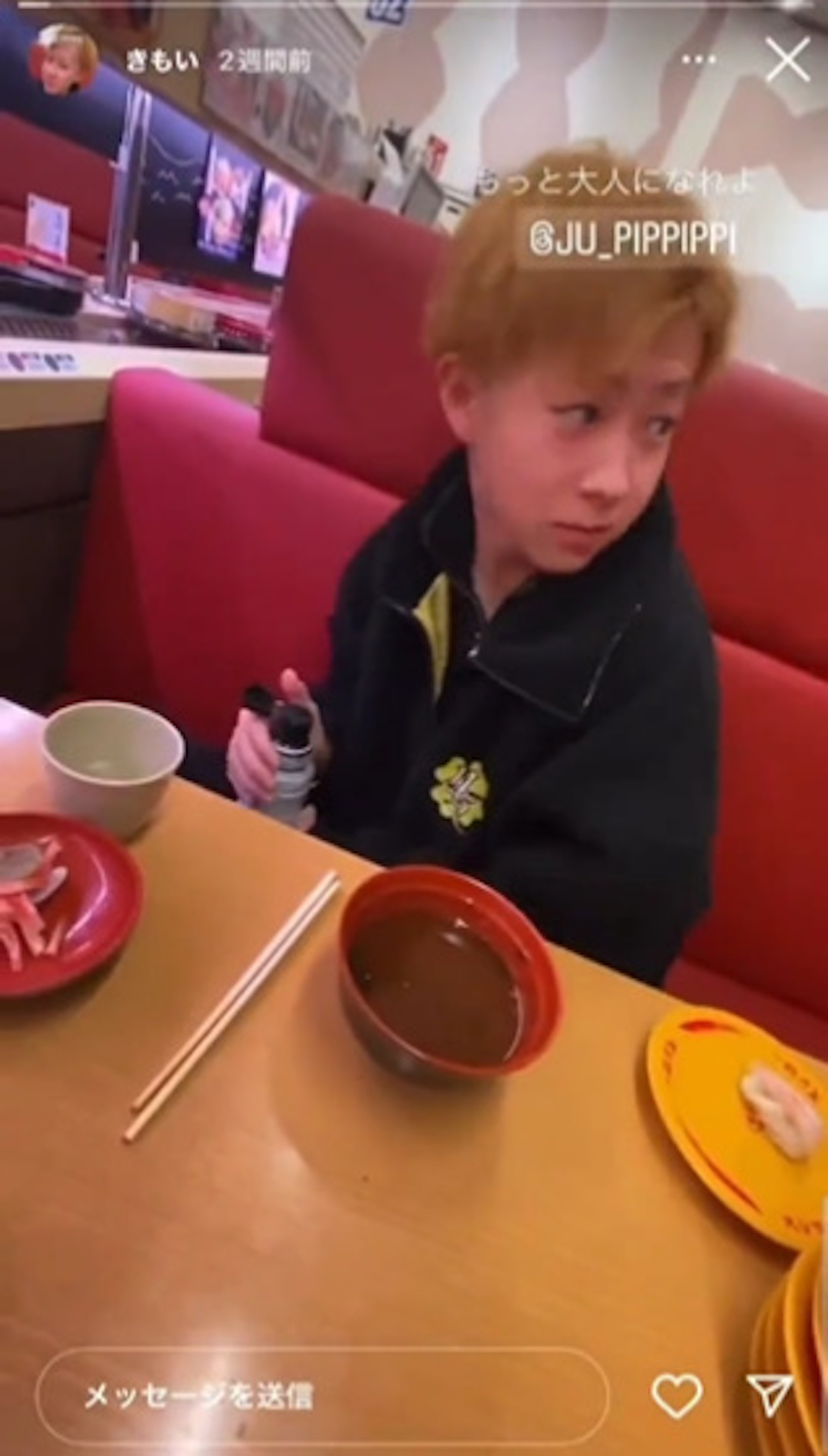 日本壽司郎一間分店遭金髮高中生惡搞,直接拿起豉油瓶、水杯或碗狂舔,甚至將口水沾在轉盤上的壽司,而影片曝光後也導致壽司郎母公司FOOD & LIFE COMPANIES股價大跌。(Twitter@takigare3) 日本壽司郎一間分店遭金髮高中生惡搞,直接拿起豉油瓶、水杯或碗狂舔,甚至將口水沾在轉盤上的壽司,而影片曝光後也導致壽司郎母公司FOOD & LIFE COMPANIES股價大跌。(Twitter@takigare3)