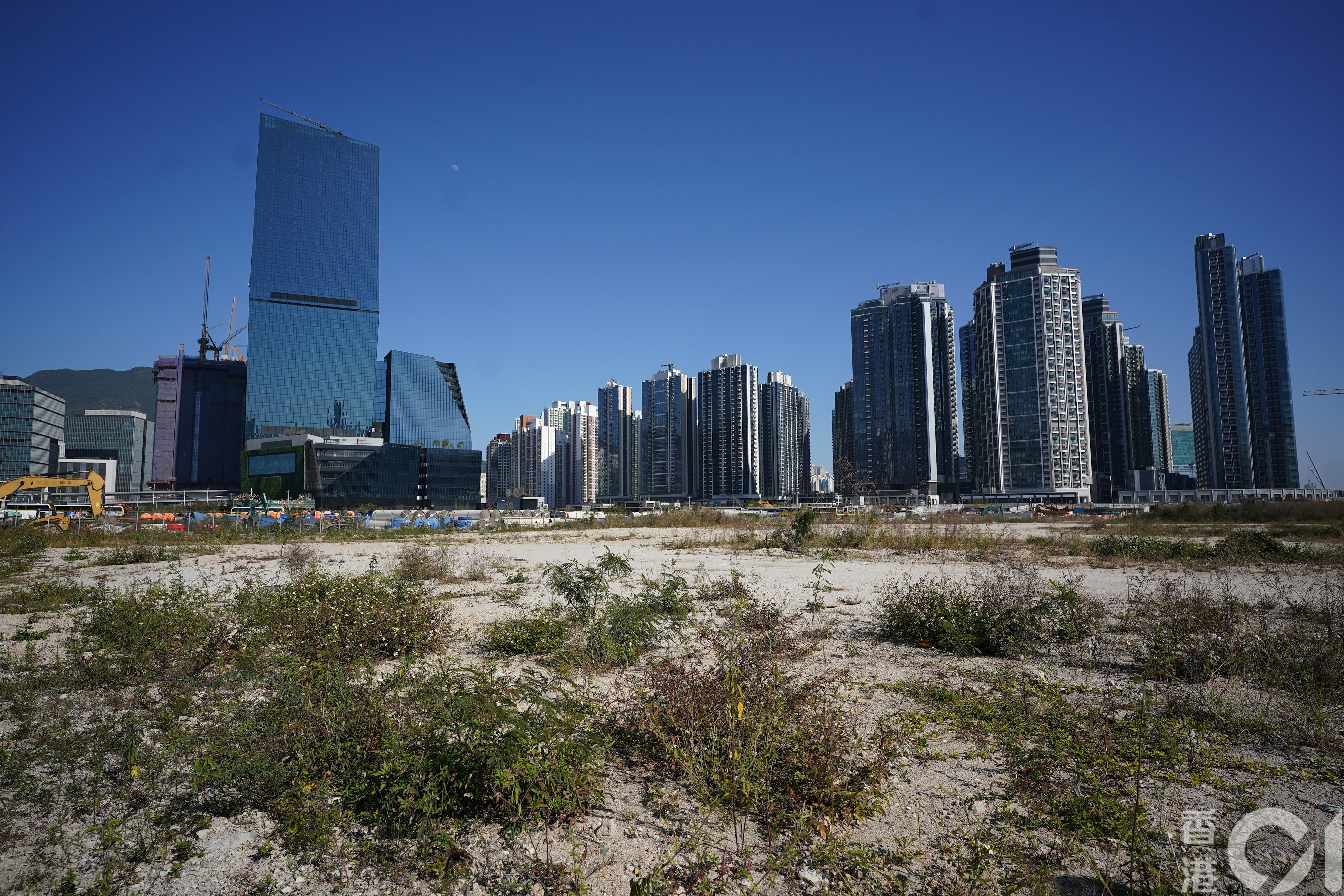 政府計劃興建簡約公屋解決住宿問題，其中一個選址位於啟德世運道。（林靄怡攝）