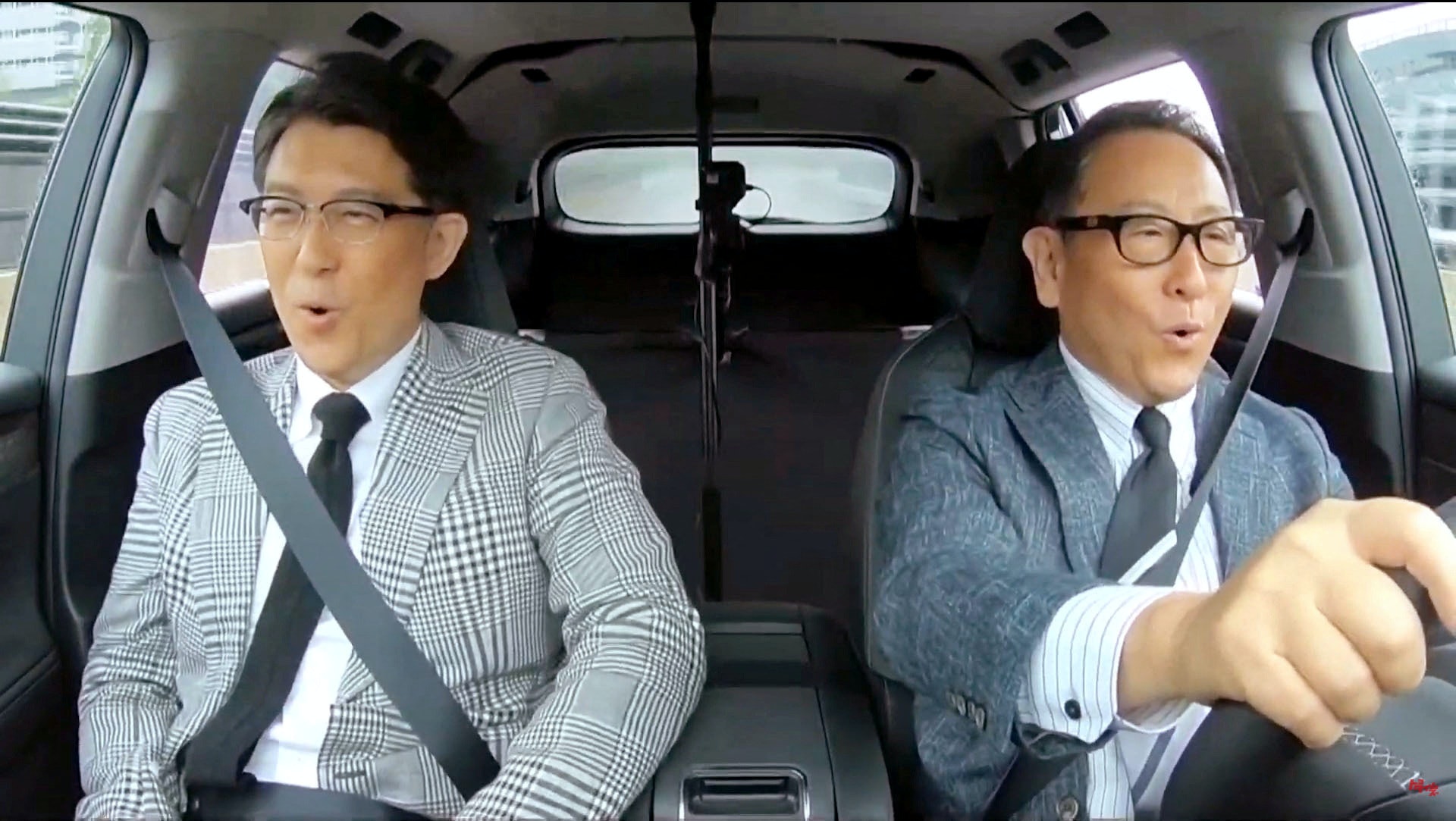 豐田章男和佐藤恆治（左）在日本試駕Lexus的首款電動汽車RZ。（Reuters）