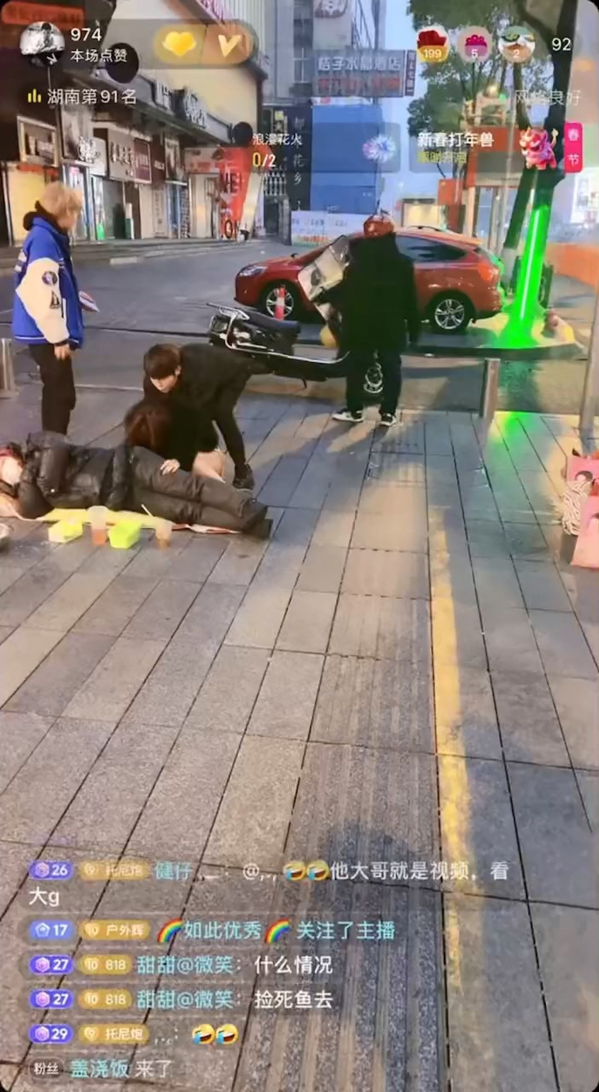 影片見到，一名穿超短裙的女子醉倒街頭，突然有2名男子抱起她。（影片截圖）