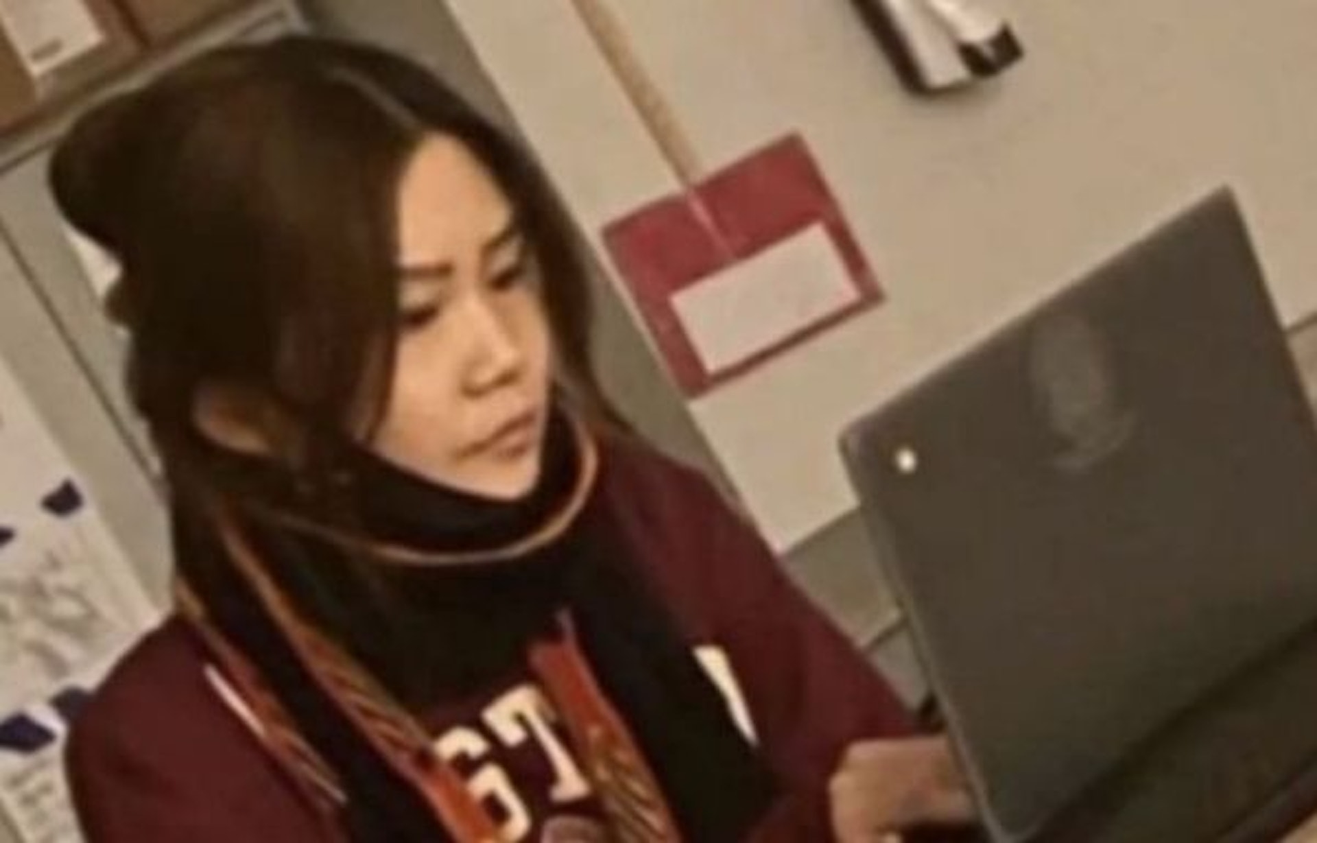 美國1名29歲的亞裔女子假扮成15歲女學生,並提供虛假出生證明,以混入當地1所高中上學,最終被揭發遭逮捕。(Twitter圖片) 美國1名29歲的亞裔女子假扮成15歲女學生,並提供虛假出生證明,以混入當地1所高中上學,最終被揭發遭逮捕。(Twitter圖片)