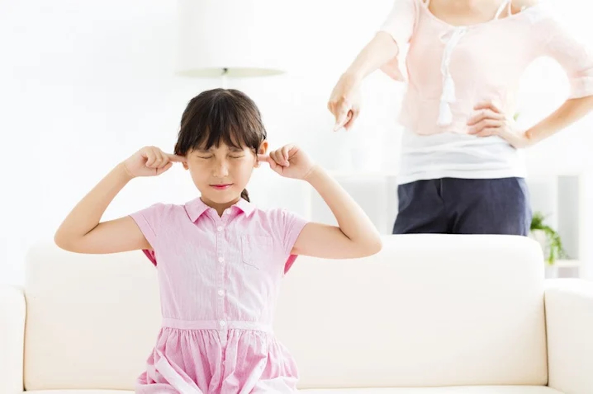用嚴厲的方式責罵會令小朋友產生負面情緒，孩子久而久之就會拒絕聆聽及出現不信任家長的態度。（圖片：Shutterstock）