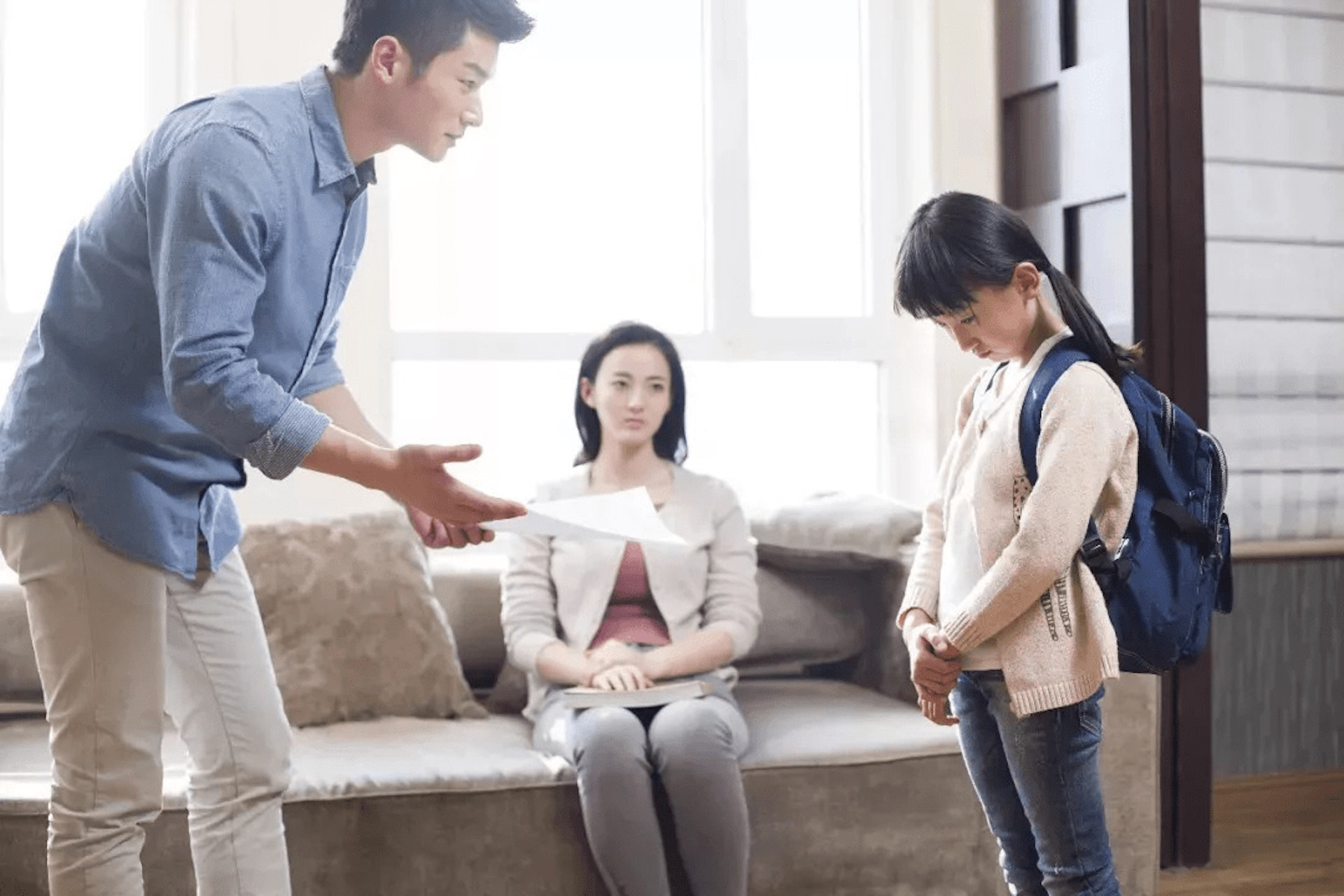 家長每天循例督促子女「溫書做功課」,不給予任何休息時間,只會令孩子覺得父母只著重成績而不關心體諒自己,甚至心生反感。(圖片:sohu) 家長每天循例督促子女「溫書做功課」,不給予任何休息時間,只會令孩子覺得父母只著重成績而不關心體諒自己,甚至心生反感。(圖片:sohu)