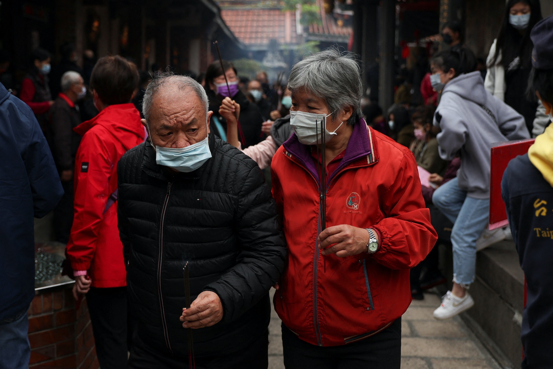 圖為1月22日,台北市一間廟宇。人們戴着口罩在新年上香祈福。(Reuters) 圖為1月22日,台北市一間廟宇。人們戴着口罩在新年上香祈福。(Reuters)