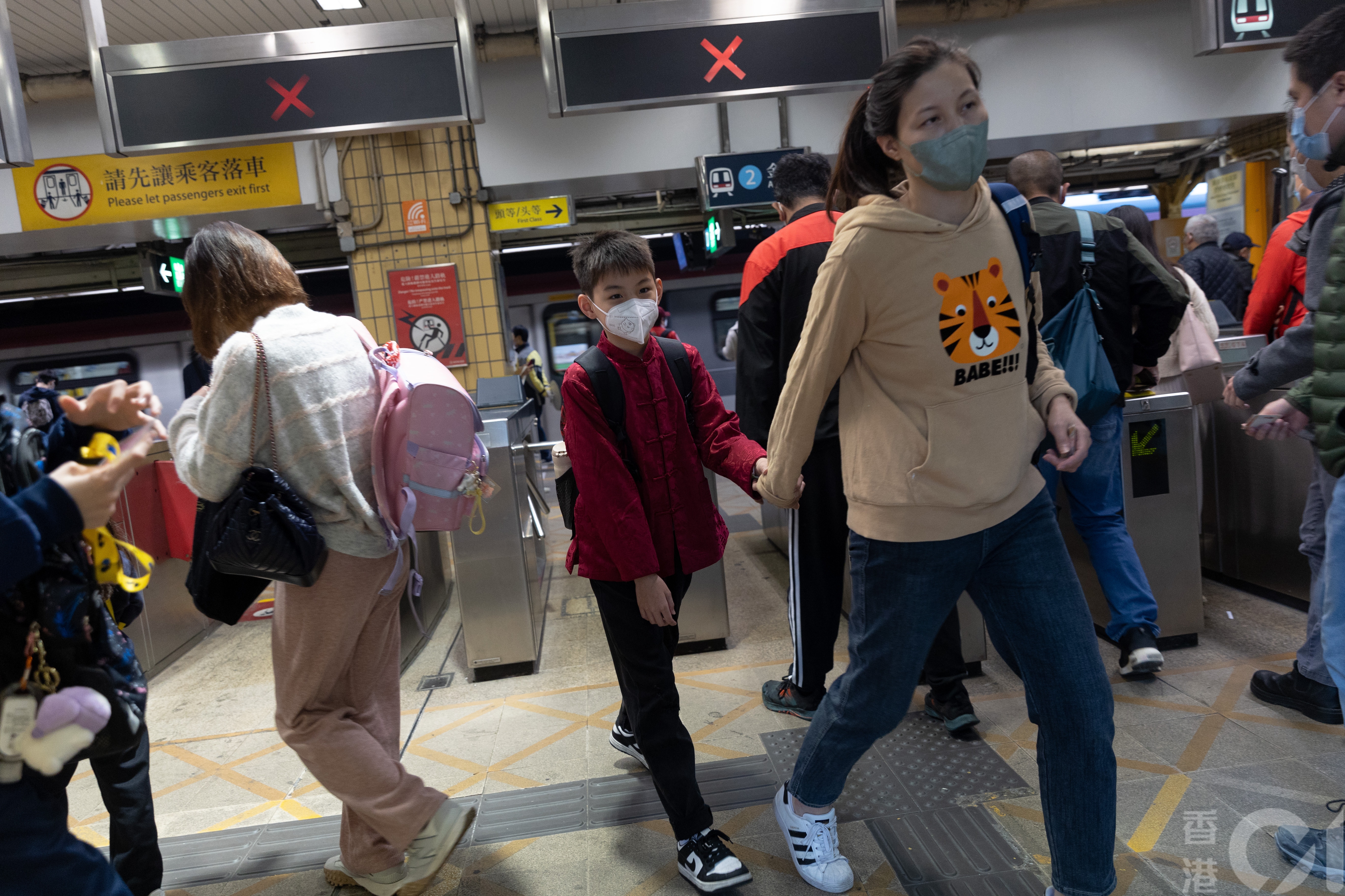 鳳溪第一小學三十多名跨境學生2月1日早上率先回港上實體課。（夏家朗攝）