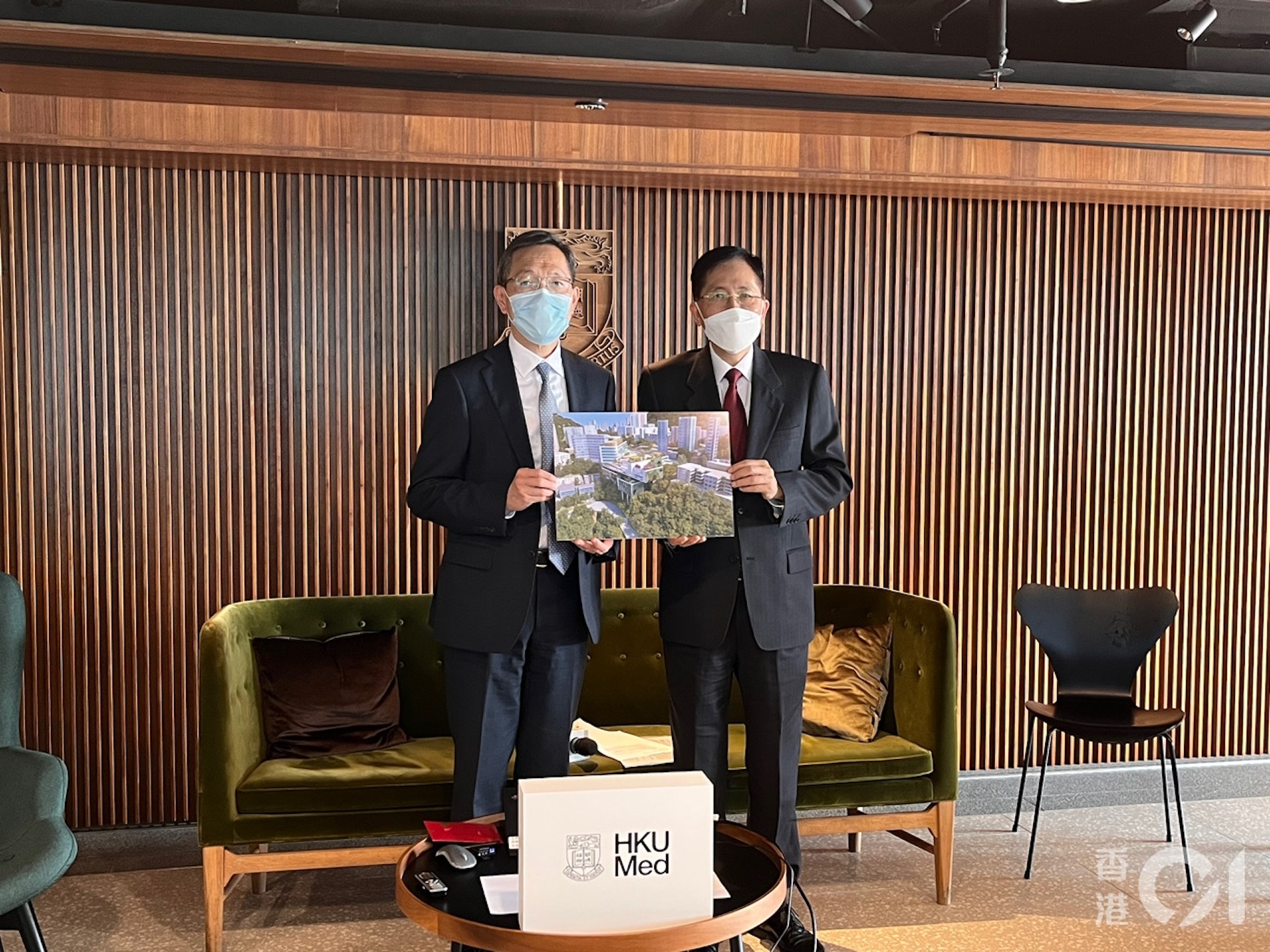 港大發展及基建總監兼院長高級顧問陳應城(右)表示,預計擴建新大樓會耗資逾十億,如成功獲得撥款可在明年動工。(呂穎姍攝) 港大發展及基建總監兼院長高級顧問陳應城(右)表示,預計擴建新大樓會耗資逾十億,如成功獲得撥款可在明年動工。(呂穎姍攝)