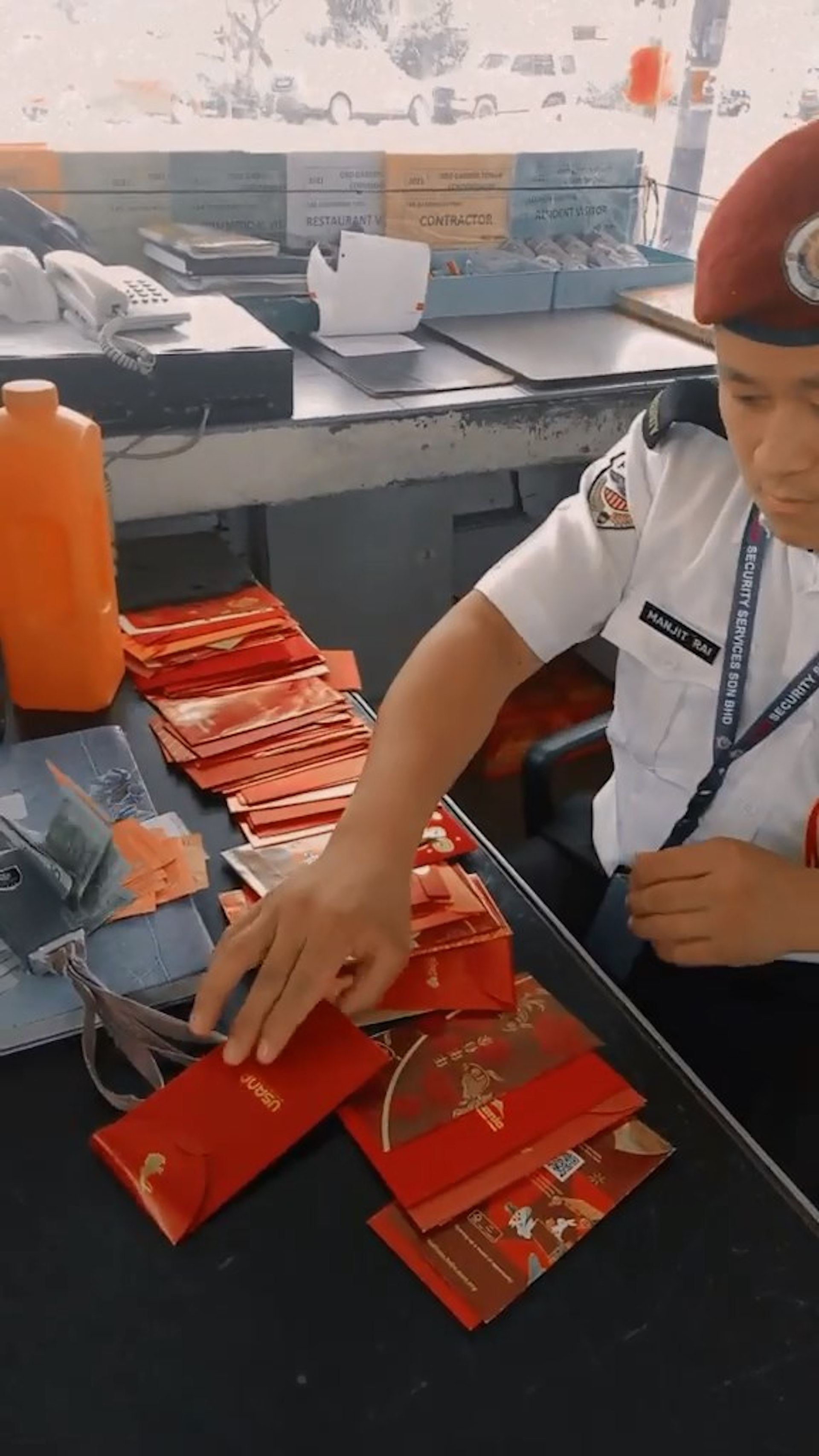 有大廈保安拍片分享農曆新年「收穫」。(影片截圖)