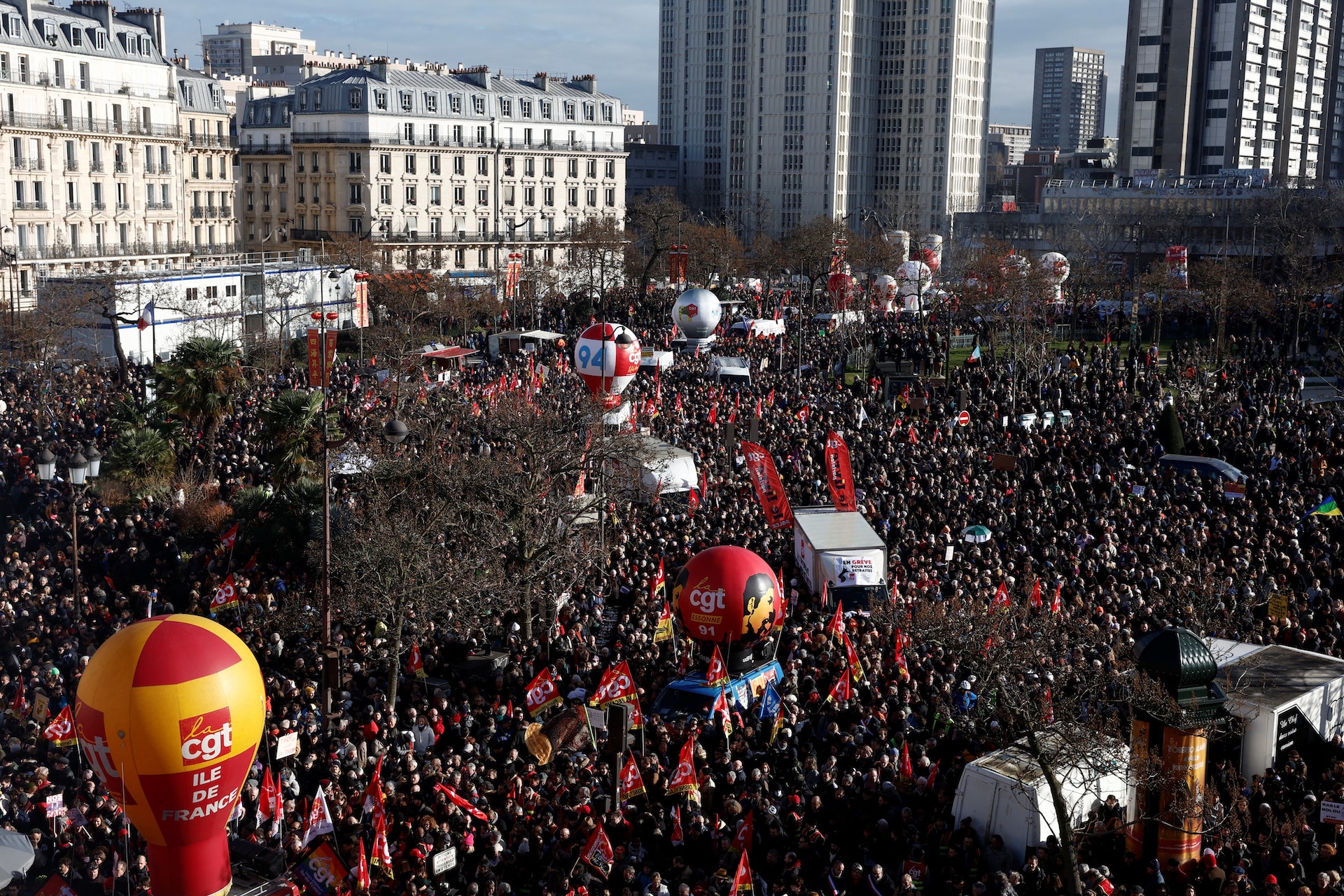 1月31日，巴黎街頭站滿了反退休改革的示威者。（Reuters）