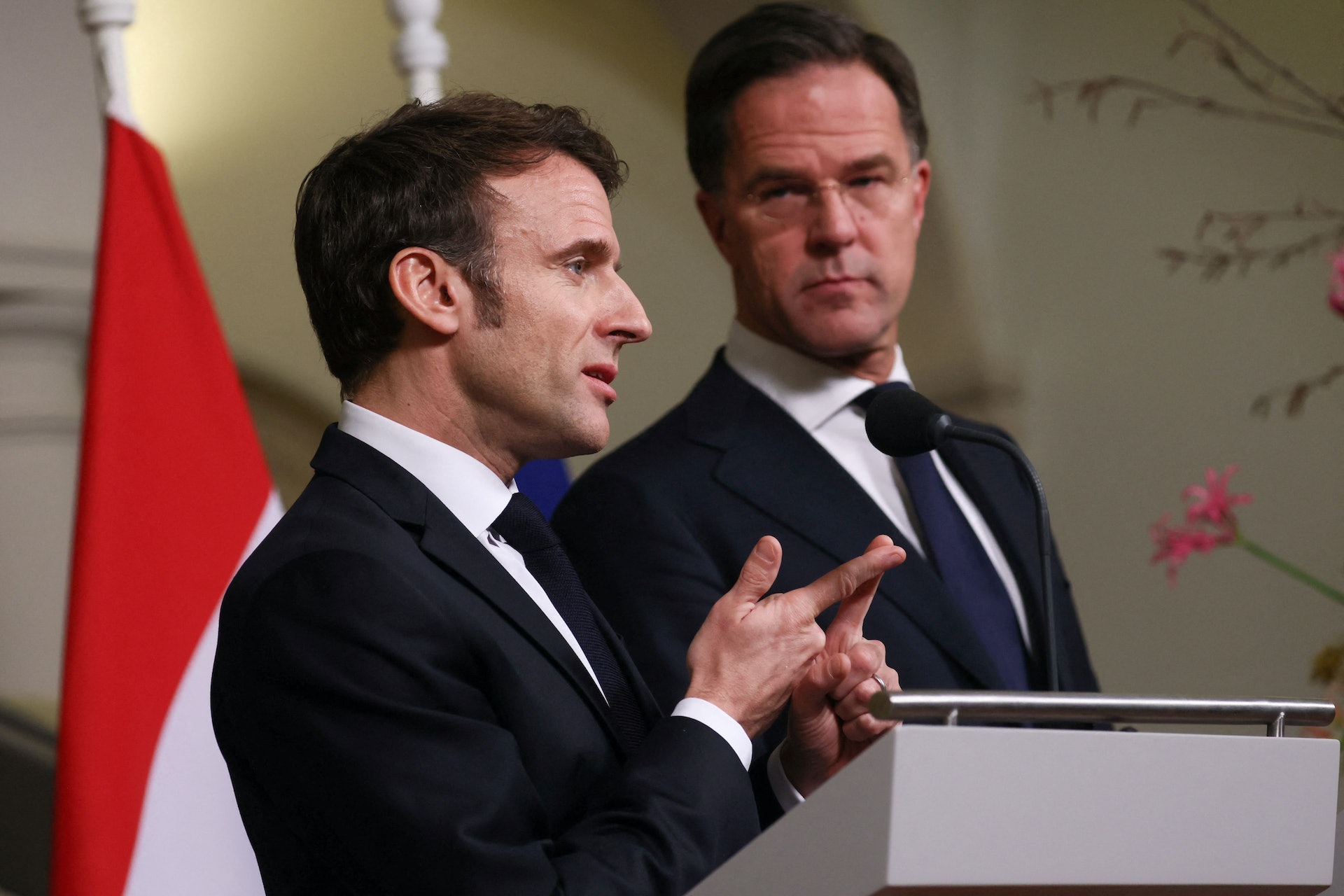 1月30日,馬克龍與呂特在荷蘭海牙會面後見記者。(Reuters) 1月30日,馬克龍與呂特在荷蘭海牙會面後見記者。(Reuters)