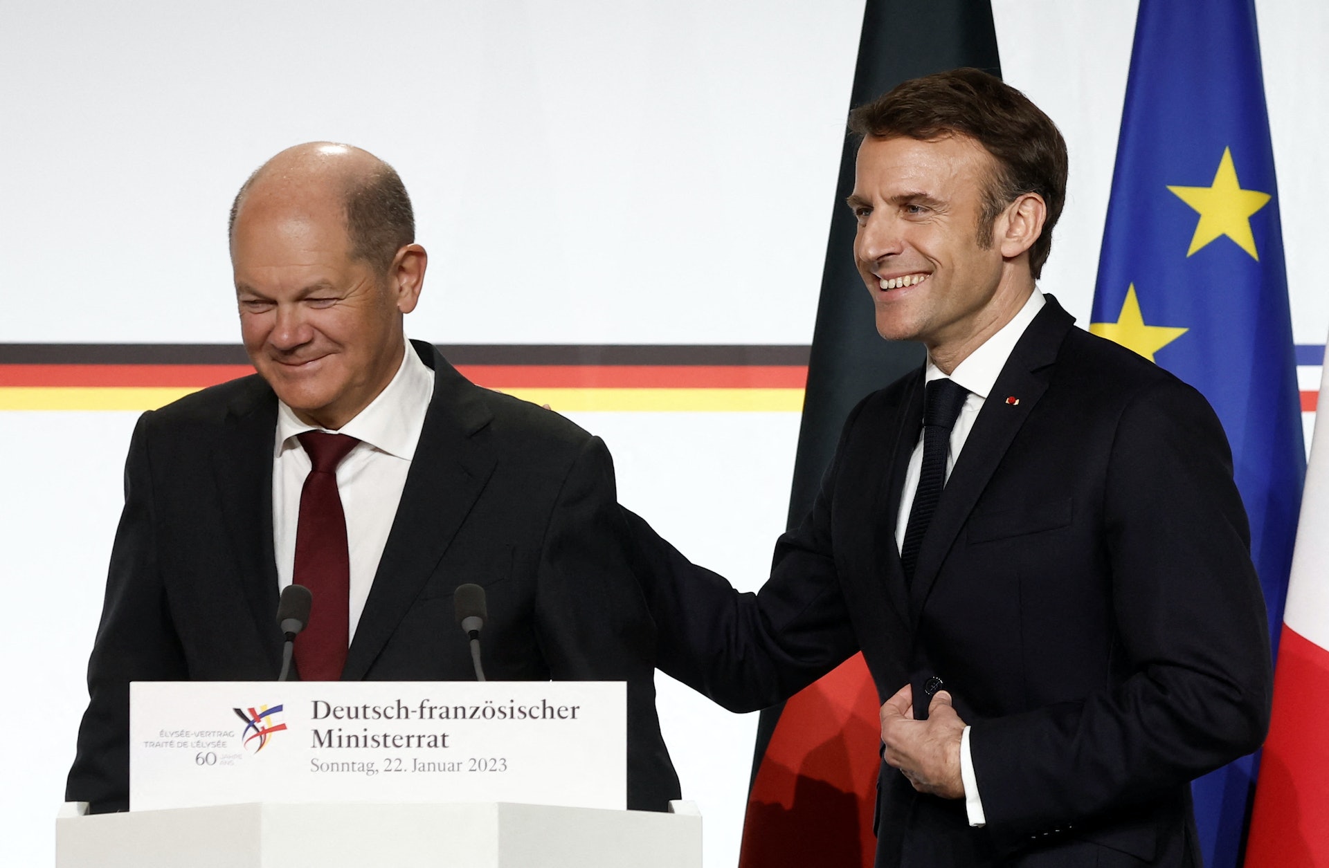 1月22日，德國總理朔爾茨和法國總統馬克龍舉行兩國內閣會面，慶祝德法兩國友好協議簽訂60周年。（Rueters）
