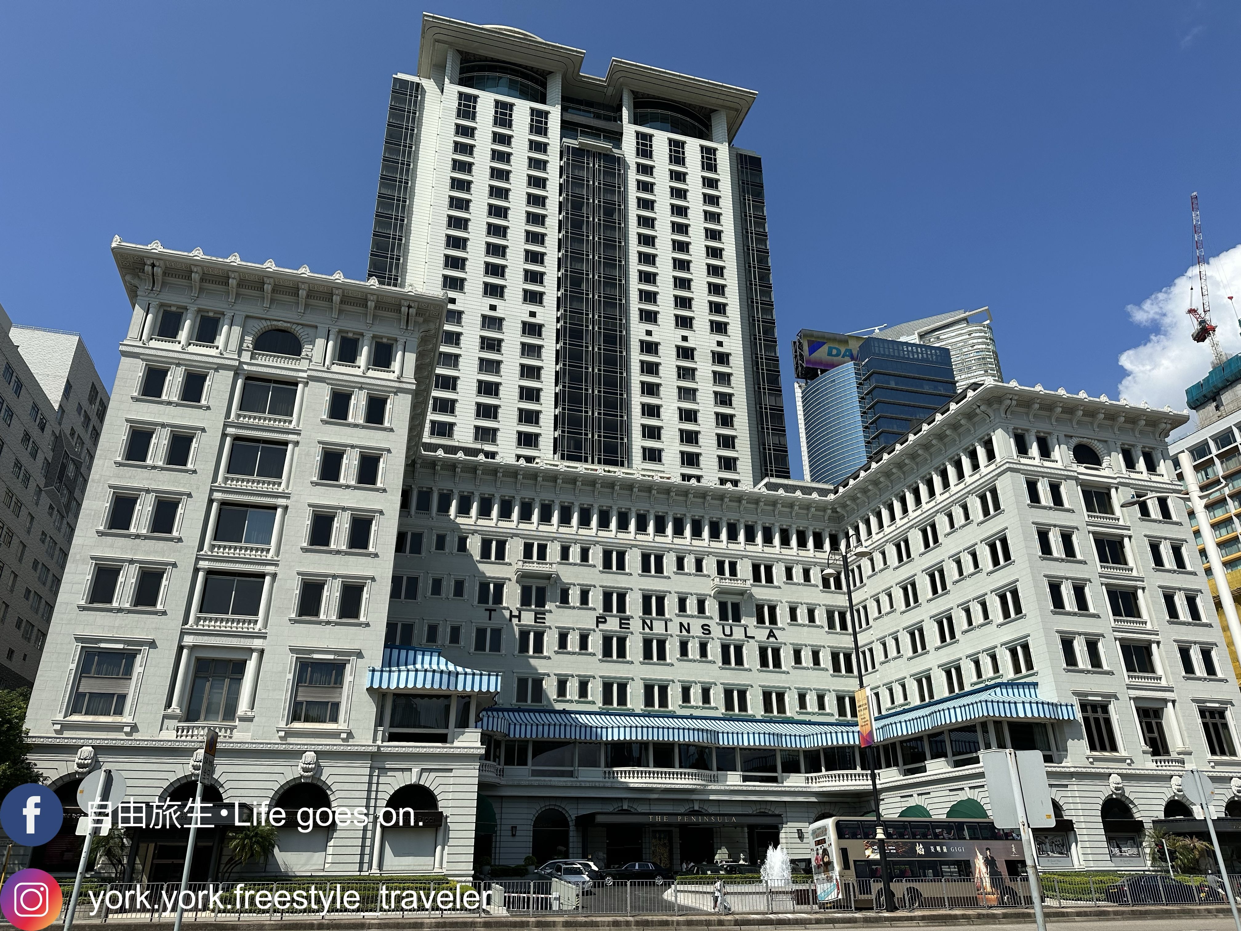 香港半島酒店以巴洛克復興風格設計及建造，建築物立面有大量古典特徵作裝飾，如石雕刻、拱窗、拱心石等，強烈突出的屋簷為建築物帶來意大利式豪華建築外觀，酒店正門前的小廣場設有大理石噴水池，貫徹意大利城市以噴水池為中心的風格。（自由旅生授權使用）
