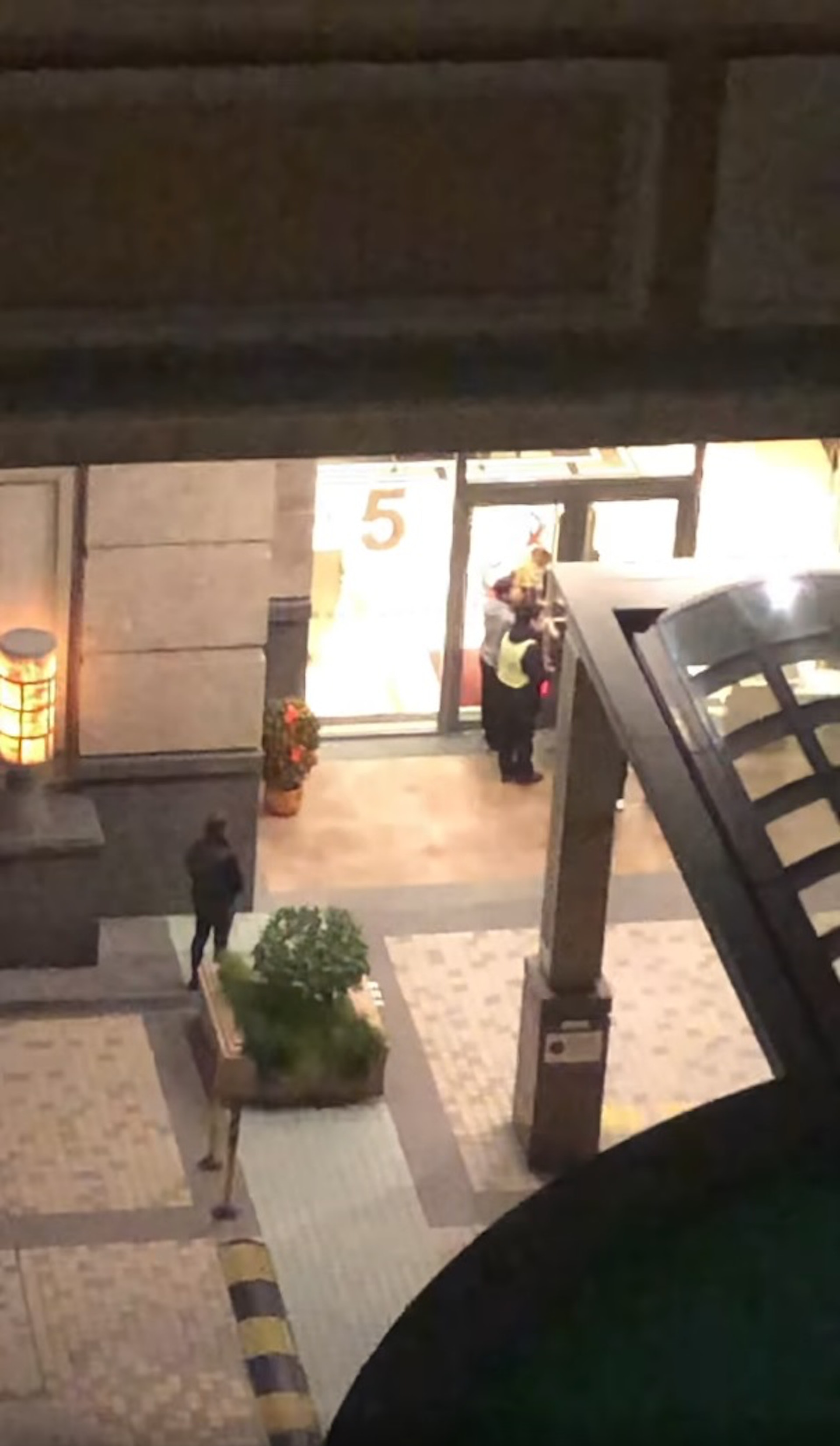 將軍澳都會駅有港爸疑不滿1名青年「打波」時不小心將球擲到其年幼兒子,以及扔走兒子的衣服及球,於是手持除塵拖把並帶同兒子,到青年所住的大廈地下大堂爭論。(fb群組「將軍澳主場」影片截圖) 將軍澳都會駅有港爸疑不滿1名青年「打波」時不小心將球擲到其年幼兒子,以及扔走兒子的衣服及球,於是手持除塵拖把並帶同兒子,到青年所住的大廈地下大堂爭論。(fb群組「將軍澳主場」影片截圖)