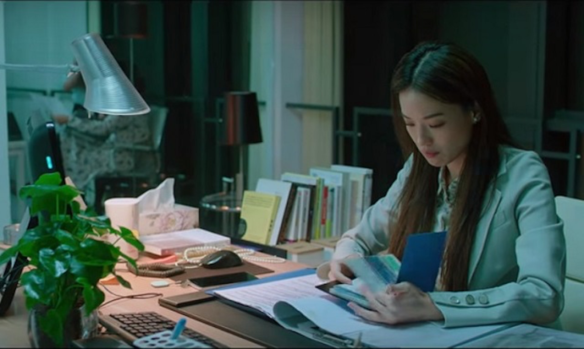 有女生發文指自己33歲,用交友APP仍找不到合適對象,擔憂「嫁唔出」。(《剩者為王》劇照) 有女生發文指自己33歲,用交友APP仍找不到合適對象,擔憂「嫁唔出」。(《剩者為王》劇照)