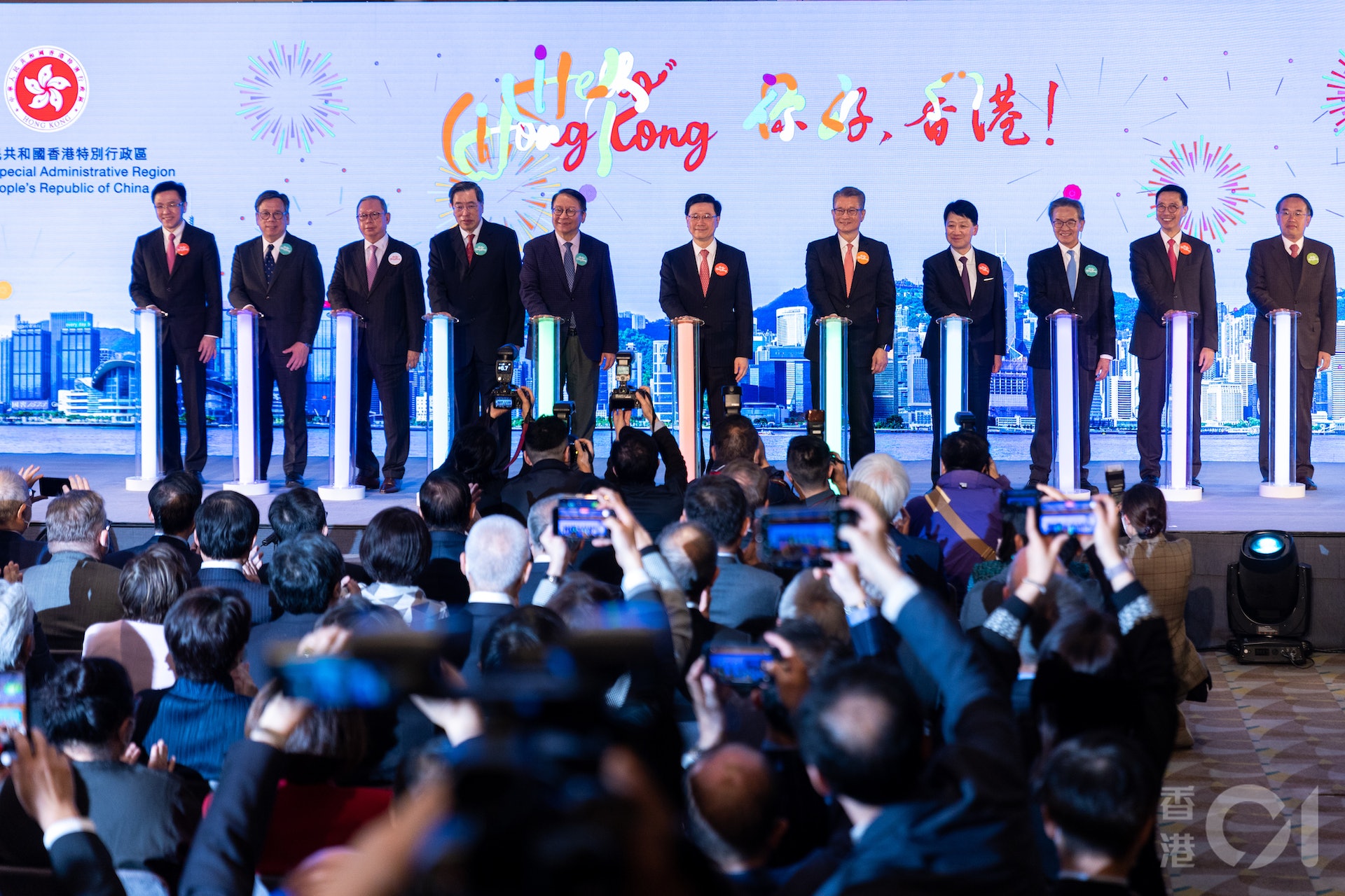 政府2月2日舉行「你好，香港！」啓動禮，展開一連串宣傳推廣活動，一眾官員出席儀式，標誌新冠疫情三年劃上句號。（林靄怡攝）