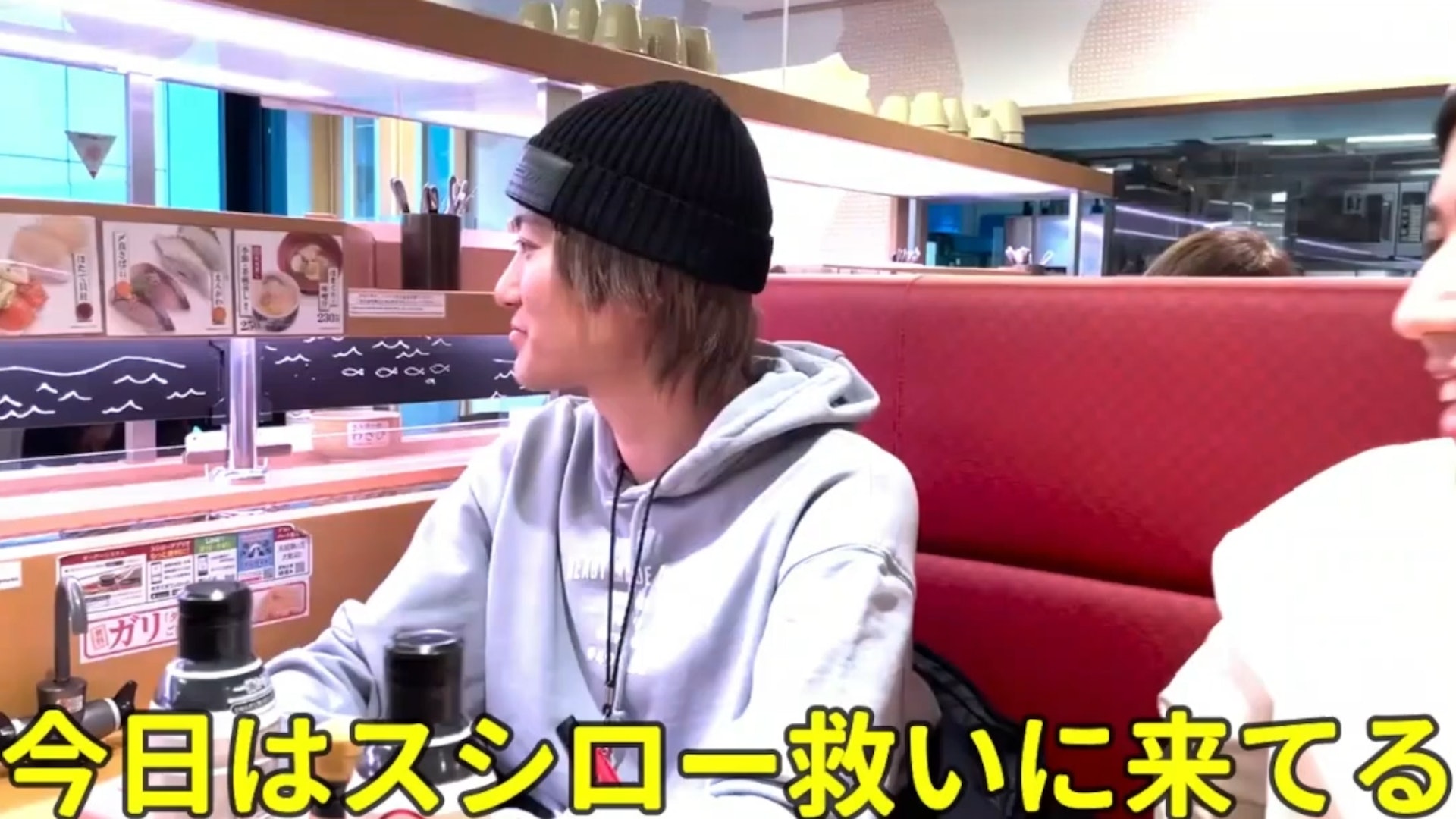 一組擁有64萬訂閱的日本YouTuber在1月31日以「來鬧出風波的壽司郎吃飯」為題,發布了新的影片,批評拿豉油罐、茶杯「狂舔」的高中生無藥可救,不過接下來做的舉動似乎言行不一,成員Fuji竟在店內「露點」,眾人在笑鬧中結束影片,立刻惹火原本就對「迴轉壽司之亂」不滿的日本網友。(YouTube@EvisJap) 一組擁有64萬訂閱的日本YouTuber在1月31日以「來鬧出風波的壽司郎吃飯」為題,發布了新的影片,批評拿豉油罐、茶杯「狂舔」的高中生無藥可救,不過接下來做的舉動似乎言行不一,成員Fuji竟在店內「露點」,眾人在笑鬧中結束影片,立刻惹火原本就對「迴轉壽司之亂」不滿的日本網友。(YouTube@EvisJap)
