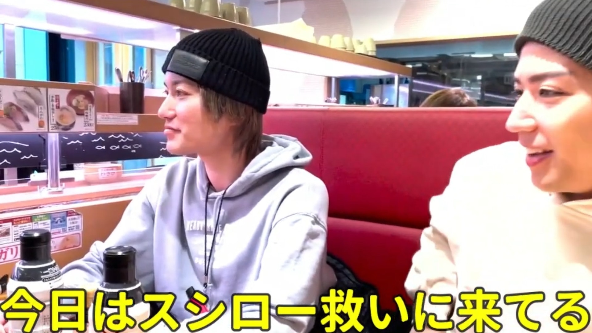 一組擁有64萬訂閱的日本YouTuber在1月31日以「來鬧出風波的壽司郎吃飯」為題,發布了新的影片,批評拿豉油罐、茶杯「狂舔」的高中生無藥可救,不過接下來做的舉動似乎言行不一,成員Fuji竟在店內「露點」,眾人在笑鬧中結束影片,立刻惹火原本就對「迴轉壽司之亂」不滿的日本網友。(YouTube@EvisJap) 一組擁有64萬訂閱的日本YouTuber在1月31日以「來鬧出風波的壽司郎吃飯」為題,發布了新的影片,批評拿豉油罐、茶杯「狂舔」的高中生無藥可救,不過接下來做的舉動似乎言行不一,成員Fuji竟在店內「露點」,眾人在笑鬧中結束影片,立刻惹火原本就對「迴轉壽司之亂」不滿的日本網友。(YouTube@EvisJap)
